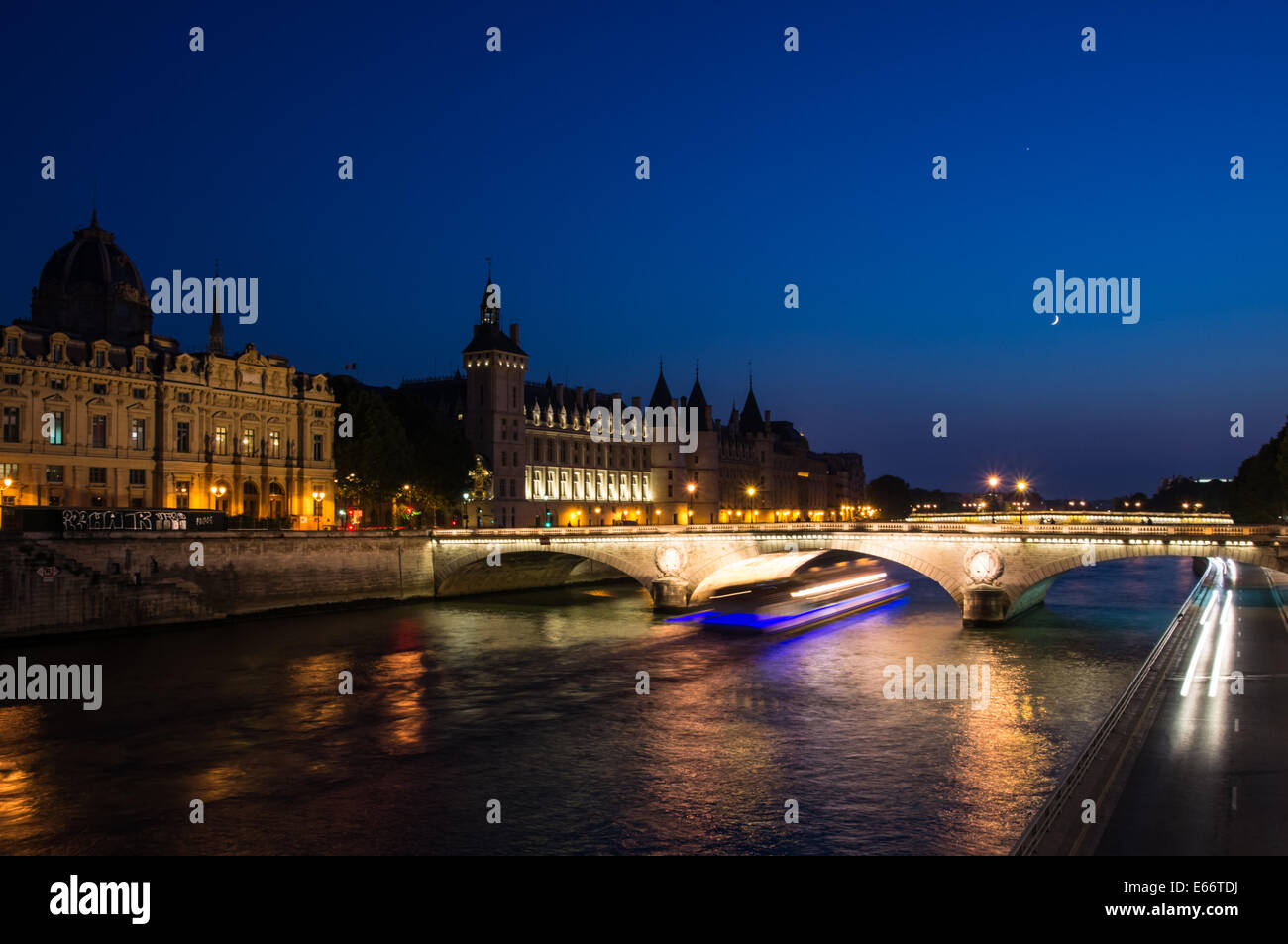 Le Pont au Change, pont sur Seine et la Conciergerie au crépuscule, Paris, France Banque D'Images