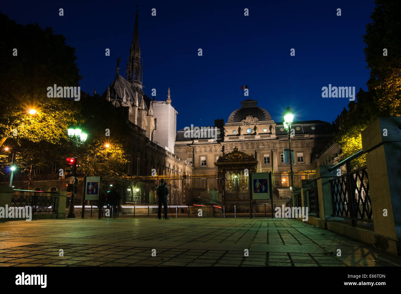 Le Palais de Justice [Palais de Justice] au crépuscule, Paris, France Banque D'Images