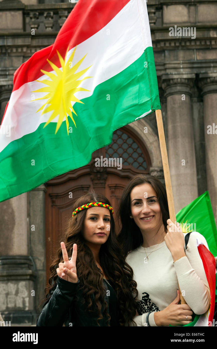 Copenhague, Danemark - Août 16th, 2014 : Kurdes démontre devant le parlement danois à Copenhague contre ISIS (Etat islamique) de la guerre et d'atrocités en Irak. Sur la photo deux jeunes femmes tenant le drapeau kurde et faire le signe de la victoire. Quelque 5 600 Kurdes principalement - mais aussi les Danois ethniques a participé à cette manifestation, qui s'est passé 2 jours aftr le gouvernement danois a décidé de rejoindre les Etats-Unis ont conduit l'opération militaire et humanitaire en Iraq. L'assistance est pour le moment composé d'un avion de transport Hercules et c'est soutenir plus de détails. Credit : OJPHOTOS/Alamy Live News Banque D'Images