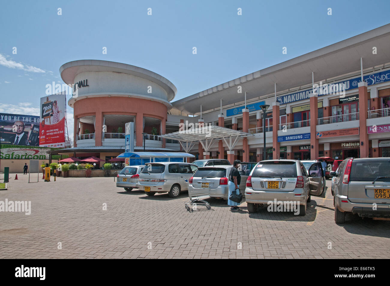 Supermarché Nakumatt Nakuru Nakuru, sur l'avenue Kenyatta Kenya Afrique de l'Est avec des voitures garées à l'extérieur Banque D'Images