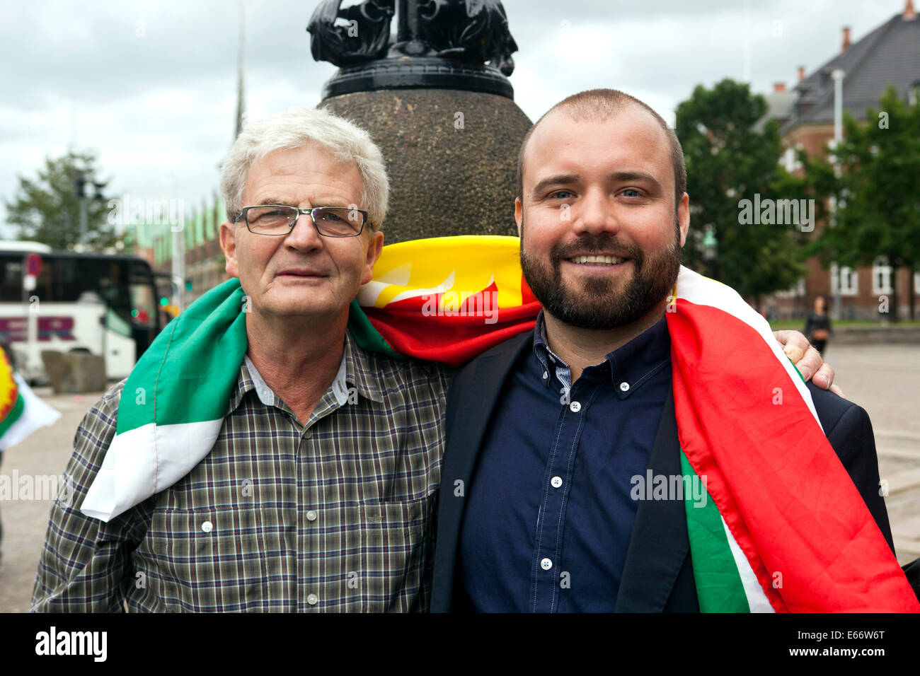 Copenhague - Août 16th, 2014 : Holger K. Nielsen (MP pour Parti socialiste) et Nikolaj Villumsen (MP pour l'Alliance Rouge-verte) partage le drapeau kurde. Les deux pris la parole lors de la solidarité kurde manifestation devant le parlement danois. contre la guerre et warcrime ISIS sur les civils au Kurdistan. Credit : OJPHOTOS/Alamy Live News Banque D'Images