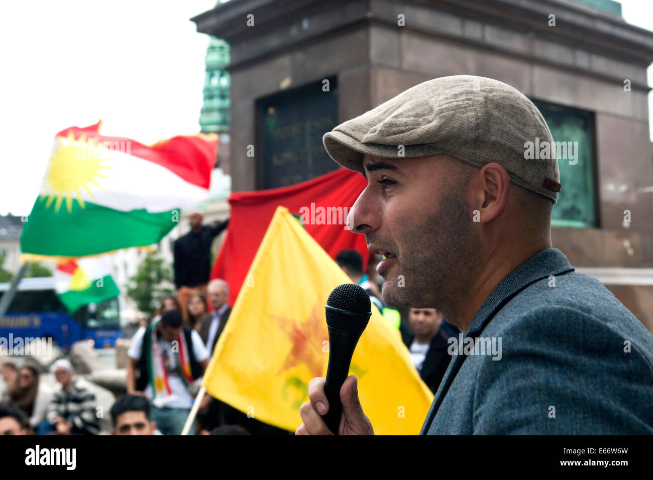 Copenhague - Août 16th, 2014 : Lars Rasmussen Aslan, porte-parole politique des affaires sociales (travail) à la municipalité de Copenhague, parle à la solidarité kurde manifestation devant le parlement danois. Credit : OJPHOTOS/Alamy Live News Banque D'Images
