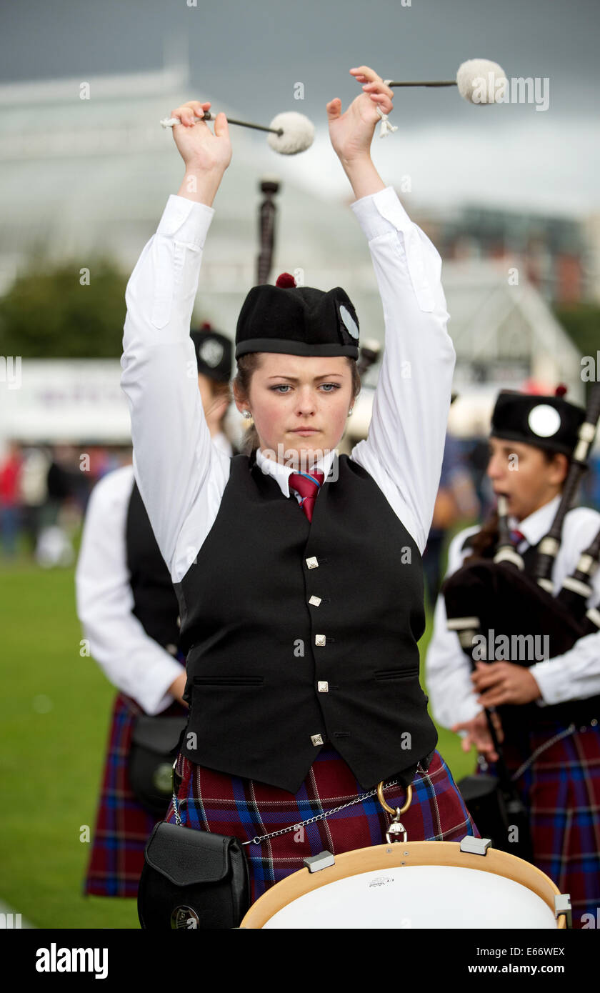 Glasgow, Ecosse, Royaume-Uni. 16e Août, 2014. Les participants prennent part à des championnats du monde de Pipe Band 2014 la première année à des qualificatifs Glasgow Green le 16 août 2014 à Glasgow, en Écosse. L'Assemblée mondiale de Pipe Band Championships est revenu à Glasgow ce week-end, avec un programme qui aura 300 représentations de 223 pipe bands en compétition pour le titre. Crédit : Sam Kovak/Alamy Live News Banque D'Images