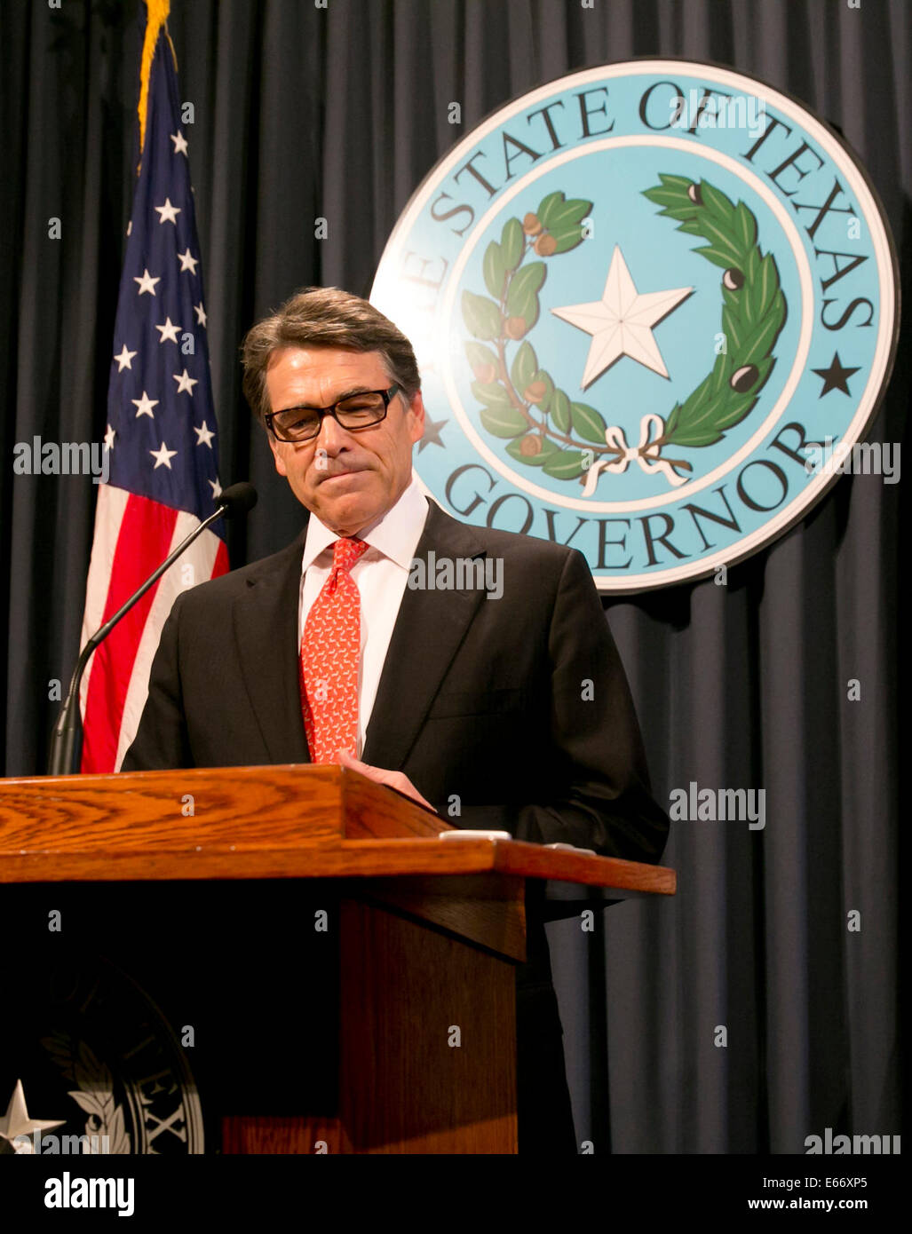 Le gouverneur du Texas, Rick Perry, parle d'appuyer sur le 16 août 2014, un jour après un grand jury a inculpé lui sur deux chefs d'accusation, la charge d'abus de pouvoir l'année dernière comme il a essayé de faire pression sur le procureur de district de Rosemary Lehmberg démocratique, à l'étape vers le bas en réduisant le financement à son bureau après qu'elle a été arrêté sur une accusation de conduite en état d'ivresse-. Credit : Bob Daemmrich/Alamy Live News Banque D'Images