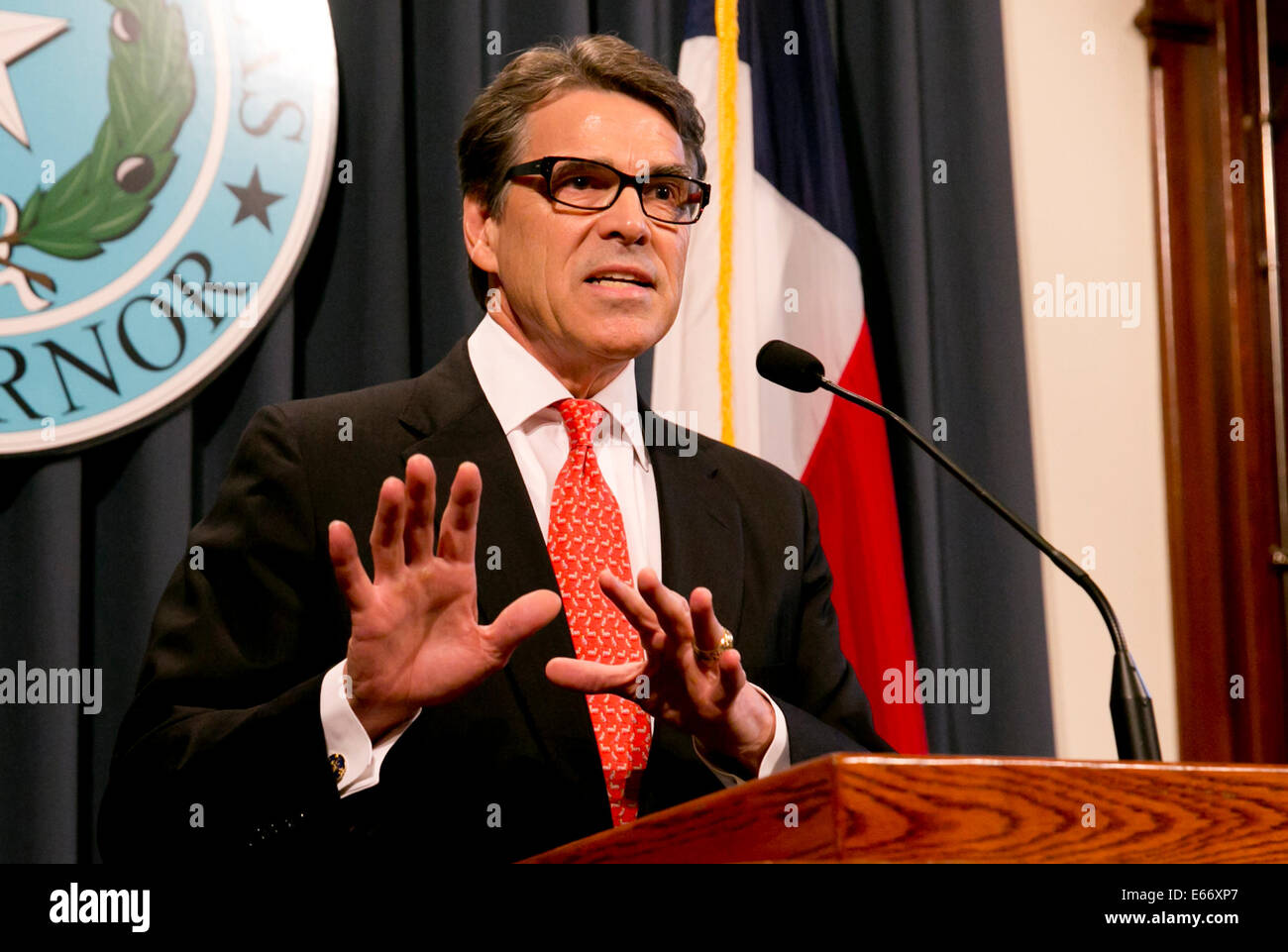 Le gouverneur du Texas, Rick Perry, parle d'appuyer sur le 16 août 2014, un jour après un grand jury a inculpé lui sur deux chefs d'accusation, la charge d'abus de pouvoir l'année dernière comme il a essayé de faire pression sur le procureur de district de Rosemary Lehmberg démocratique, à l'étape vers le bas en réduisant le financement à son bureau après qu'elle a été arrêté sur une accusation de conduite en état d'ivresse-. Credit : Bob Daemmrich/Alamy Live News Banque D'Images