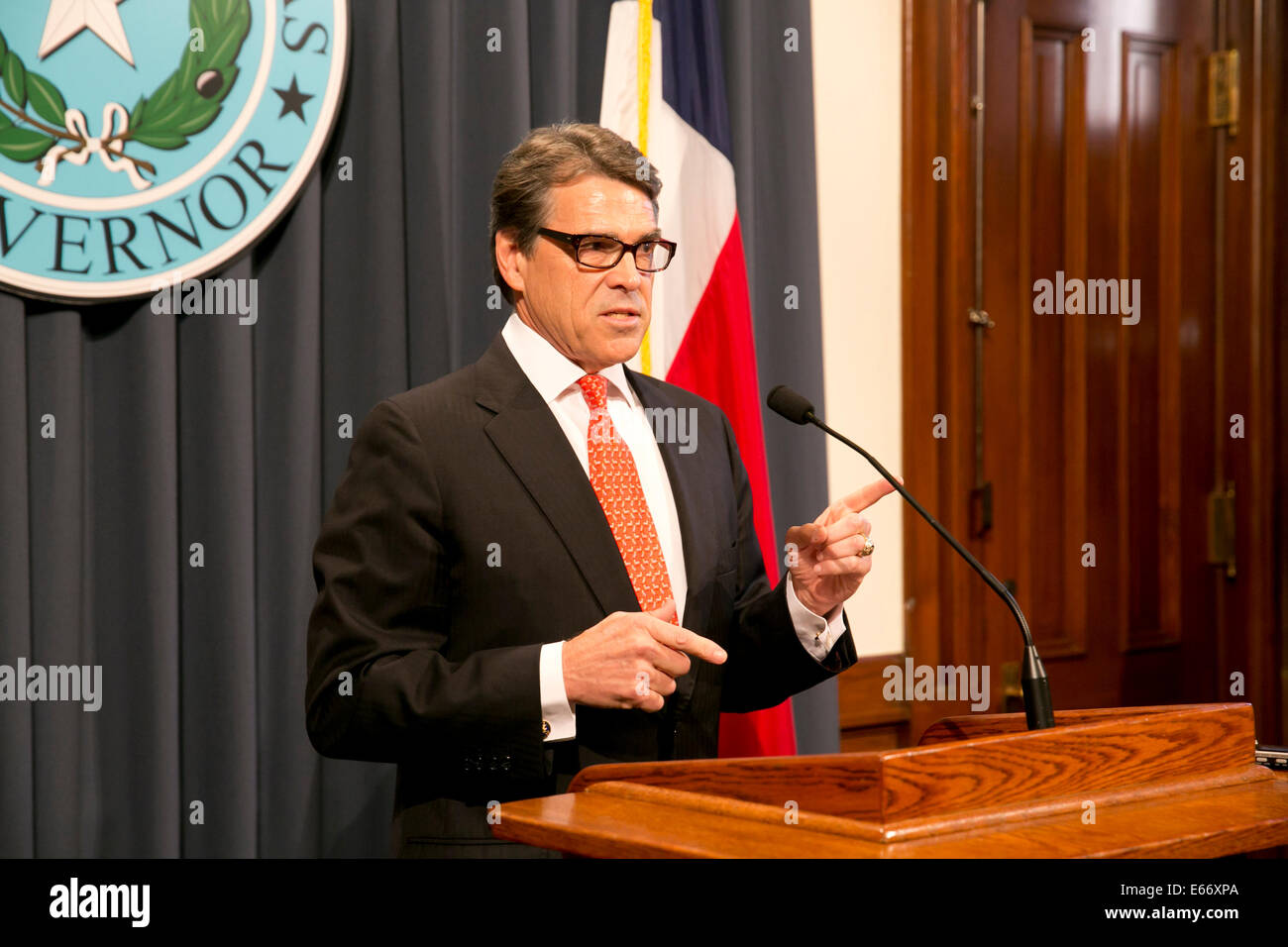 Le gouverneur du Texas, Rick Perry, parle d'appuyer sur le 16 août 2014, un jour après un grand jury a inculpé lui sur deux chefs d'accusation, la charge d'abus de pouvoir l'année dernière comme il a essayé de faire pression sur le procureur de district de Rosemary Lehmberg démocratique, à l'étape vers le bas en réduisant le financement à son bureau après qu'elle a été arrêté sur une accusation de conduite en état d'ivresse-. Credit : Bob Daemmrich/Alamy Live News Banque D'Images