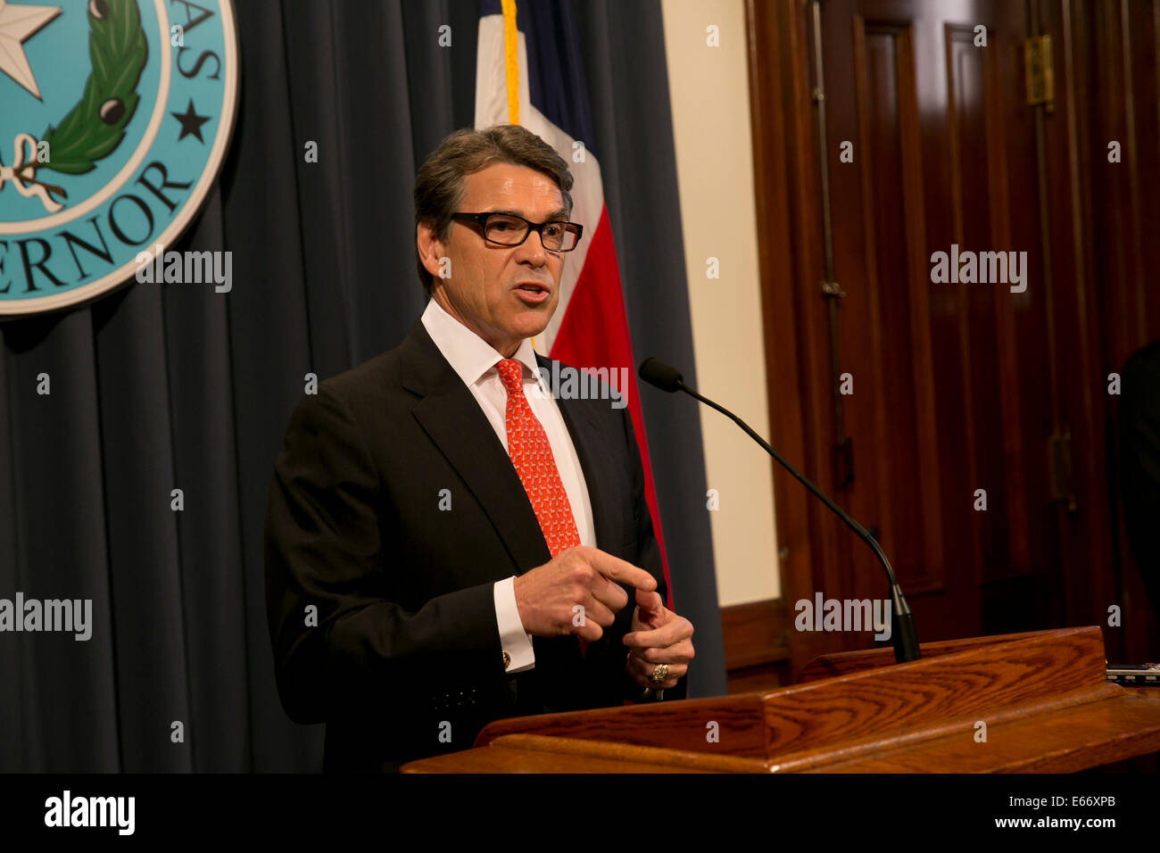 Le gouverneur du Texas, Rick Perry, parle d'appuyer sur le 16 août 2014, un jour après un grand jury a inculpé lui sur deux chefs d'accusation, la charge d'abus de pouvoir l'année dernière comme il a essayé de faire pression sur le procureur de district de Rosemary Lehmberg démocratique, à l'étape vers le bas en réduisant le financement à son bureau après qu'elle a été arrêté sur une accusation de conduite en état d'ivresse-. Credit : Marjorie Kamys Cotera/Alamy Live News Banque D'Images