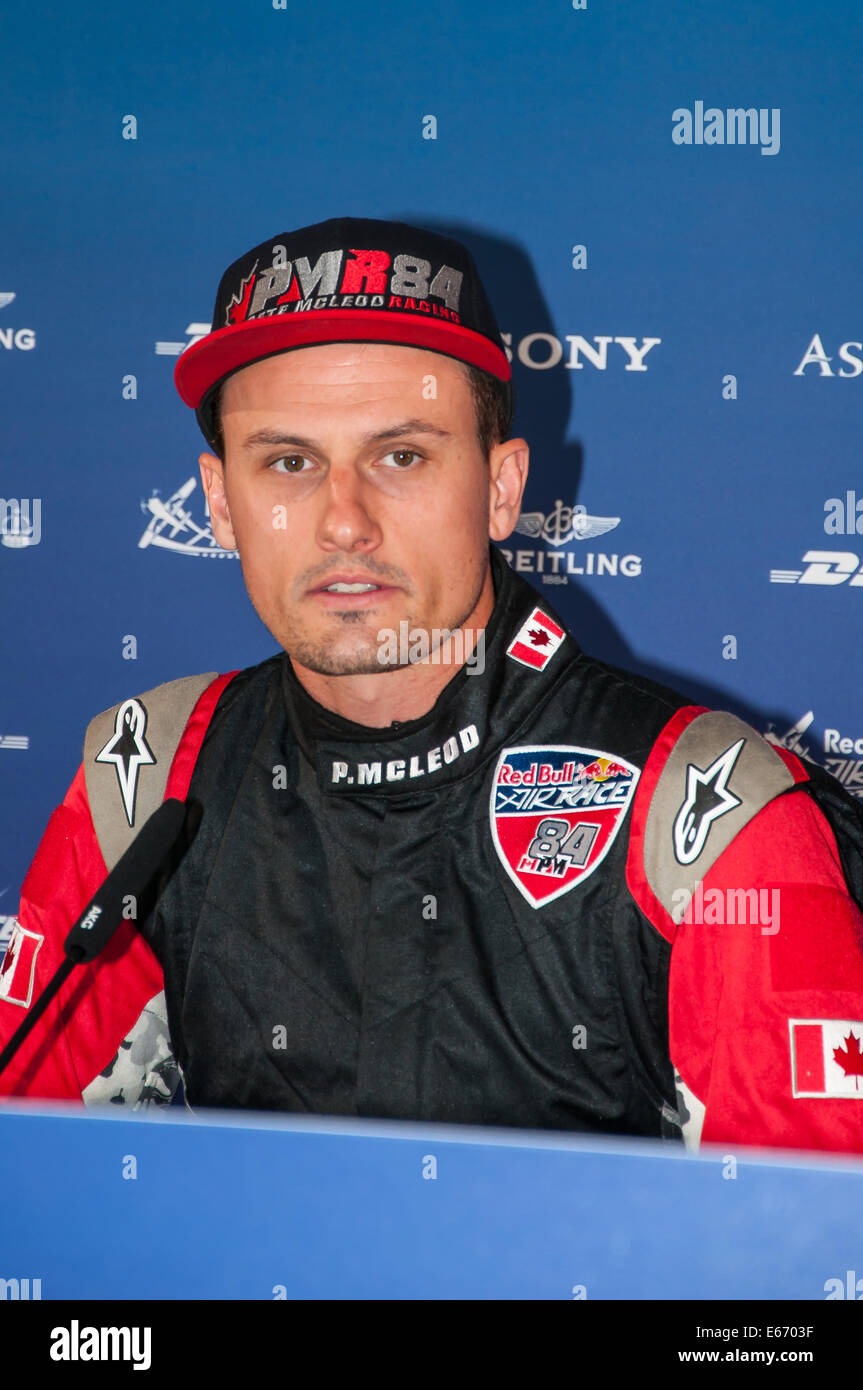 Le pilote Pete McLeod à la manche britannique de la Red Bull Air Race qui s'est tenue au Royal Ascot Racecourse. Parler aux médias lors d'une conférence de presse Banque D'Images