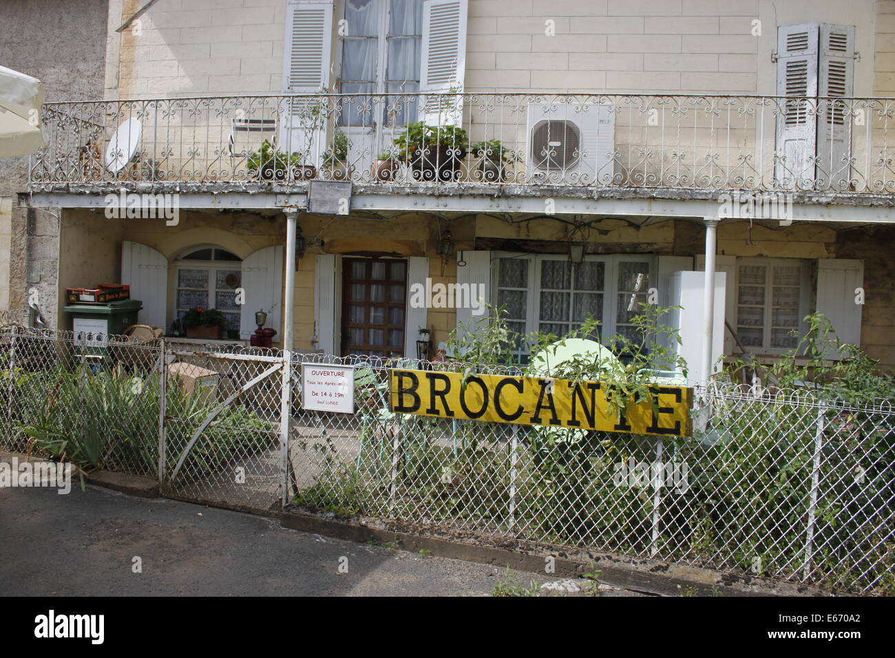 Boutique d'antiquités Brocante, St Léon-sur-Vézère, village français de Dordogne. Banque D'Images