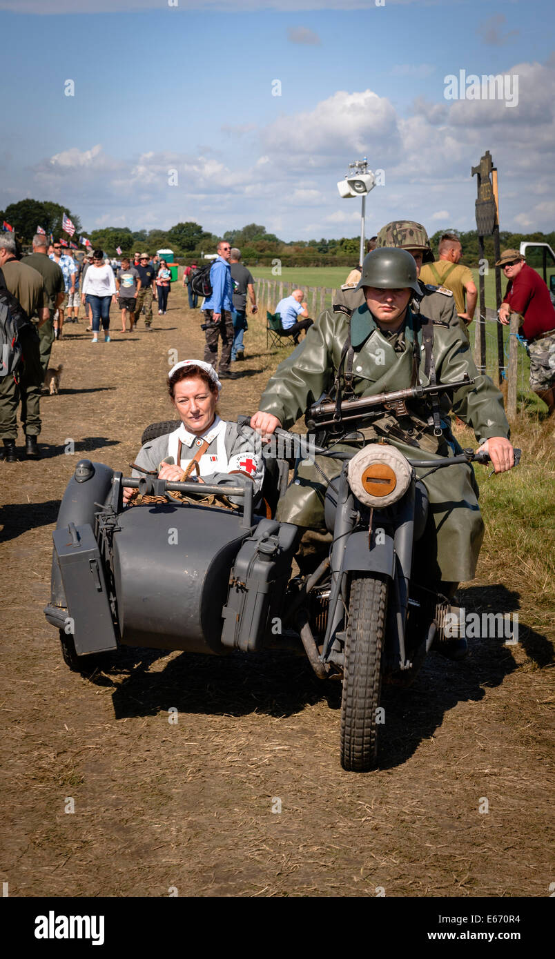 Kent, UK. 16e Août, 2014. Les gens en uniforme Allemand sur une moto à la 6e conférence annuelle associée à l'Aérodrome de Fakenham Ops. Avec fly-overs, guerre de reconstitutions, fancy dress, réel et la réplique de souvenirs et de bien plus encore. Crédit : Tom Arne Hanslien/Alamy Live News Banque D'Images