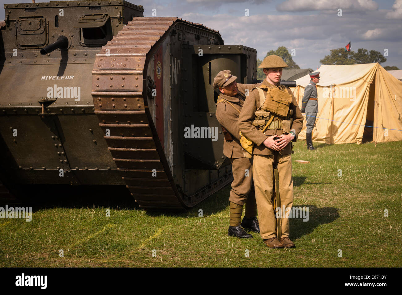 Kent, UK. 16e Août, 2014. Le 6e congrès annuel de l'Ops combiné Show à Headcorn aérodrome. Avec fly-overs, guerre de reconstitutions, fancy dress, réel et la réplique de souvenirs et de bien plus encore. Crédit : Tom Arne Hanslien/Alamy Live News Banque D'Images