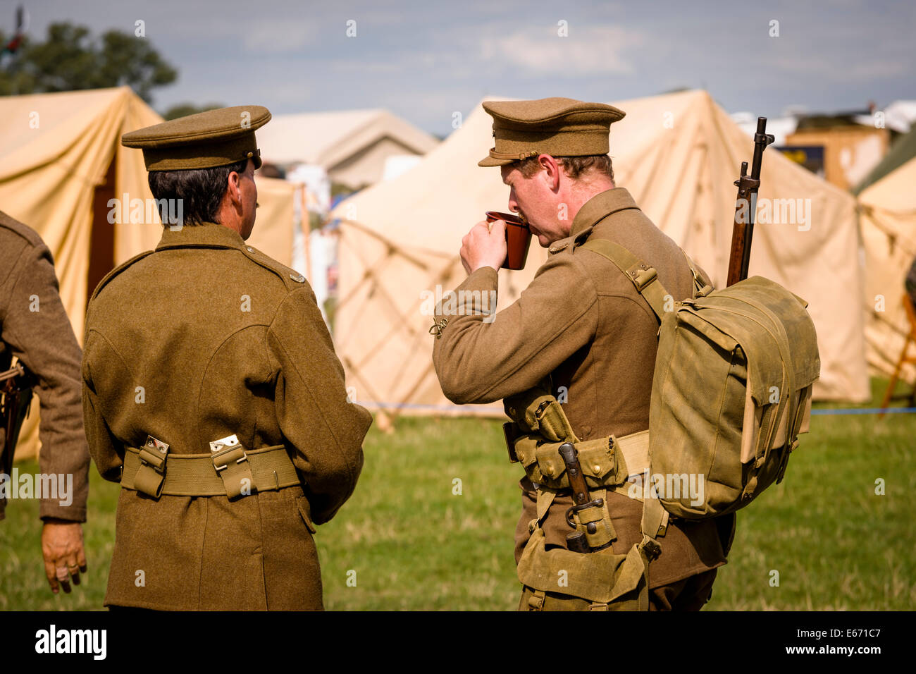 Kent, UK. 16e Août, 2014. Le 6e congrès annuel de l'Ops combiné Show à Headcorn aérodrome. Avec fly-overs, guerre de reconstitutions, fancy dress, réel et la réplique de souvenirs et de bien plus encore. Crédit : Tom Arne Hanslien/Alamy Live News Banque D'Images