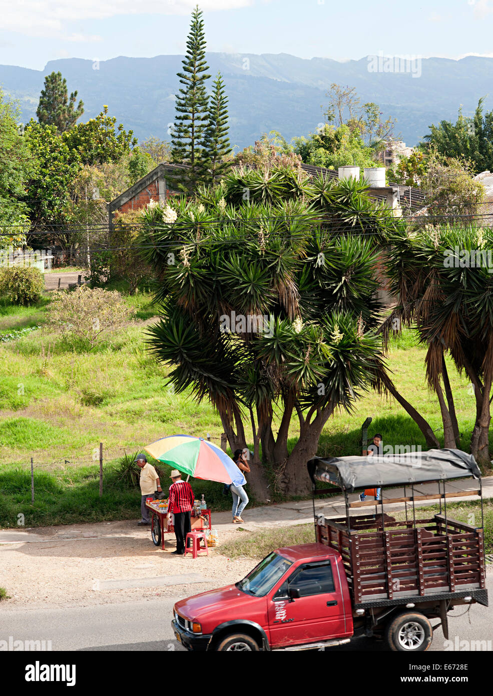 Vue sur la campagne aux côtés de Road Town à Fusagasuga en Colombie, Amérique du Sud. Banque D'Images