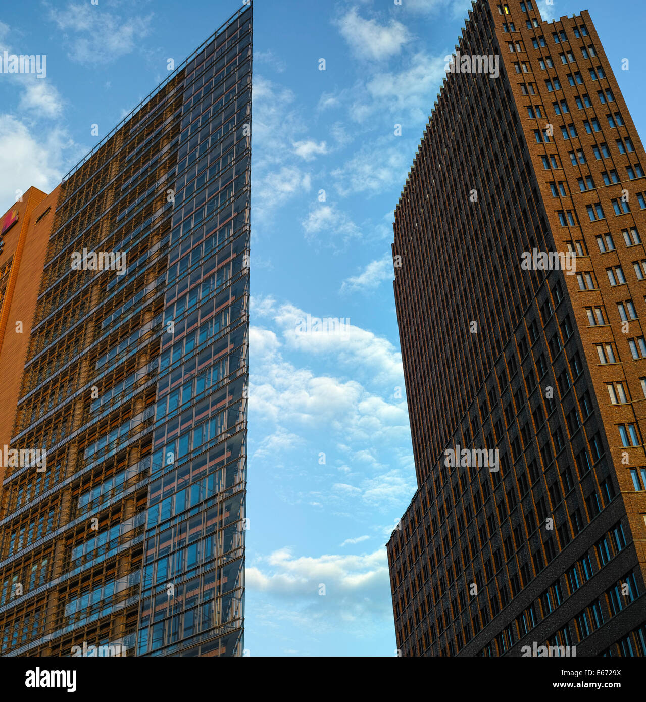 Gratte-ciel à la Potsdamer Platz, Berlin. Sur la gauche, le Renzo Piano Building et sur la droite le Kollhoff-Tower. Banque D'Images
