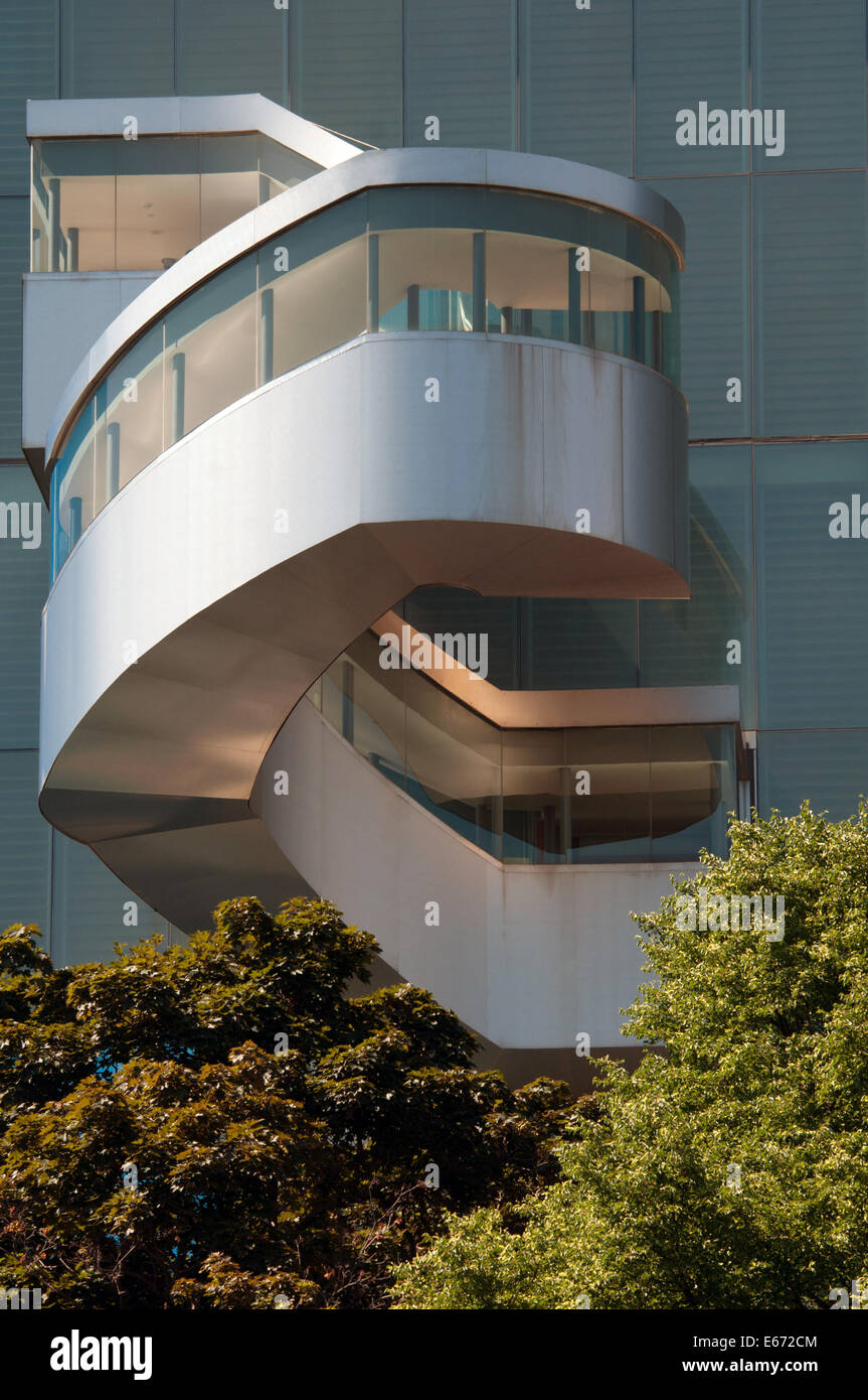 Toronto : Art Gallery of Ontario, le titane et l'aile sud de verre donnant sur la Grange et Grange Park Banque D'Images
