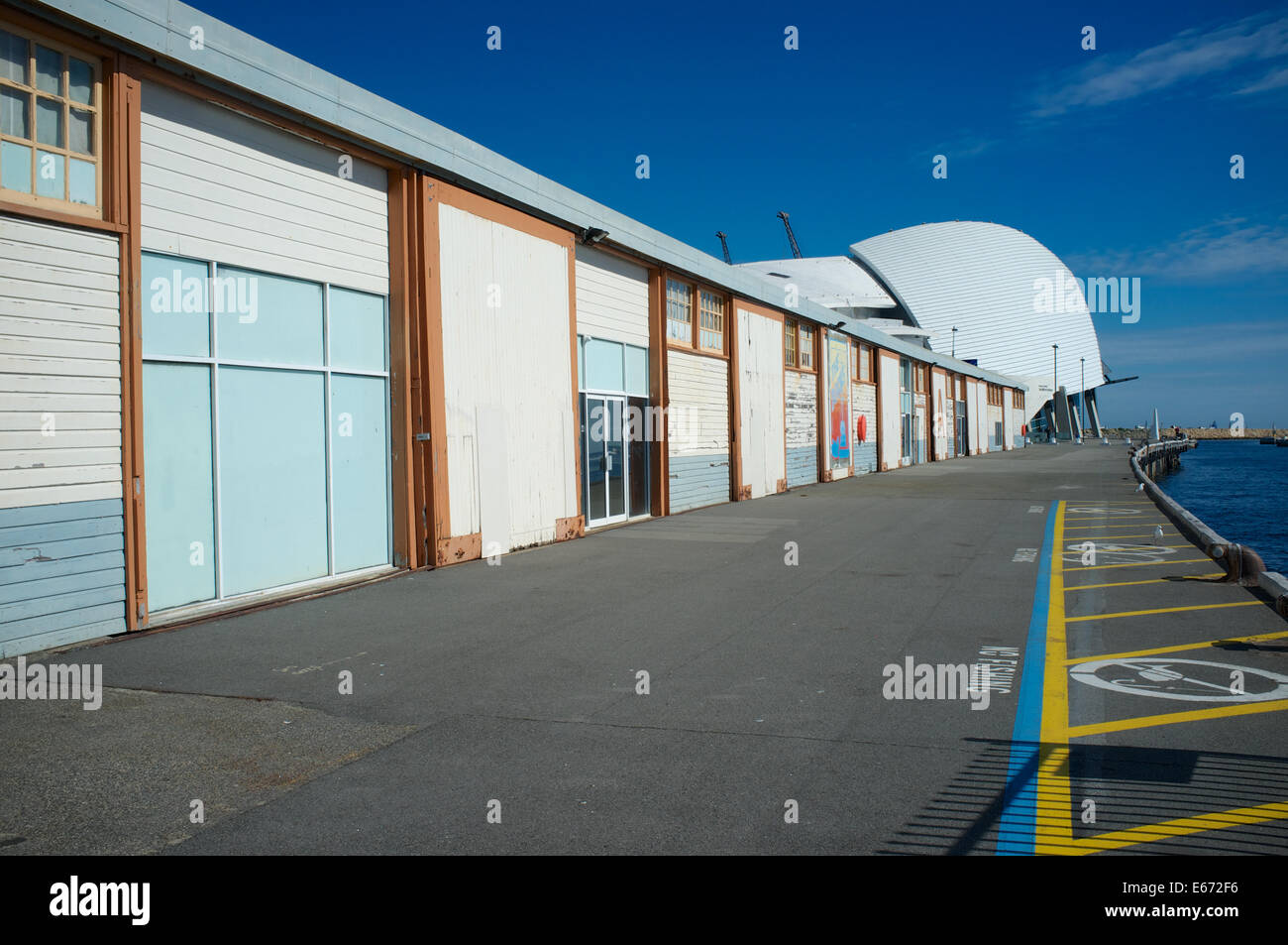 Anciens entrepôts à Victoria Quay, quais de Fremantle, Australie occidentale. Dans l'arrière-plan est le musée maritime moderne. Banque D'Images