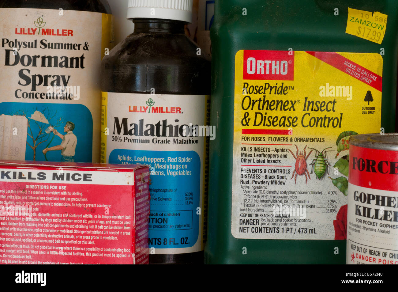 Divers pesticides stockés dans l'ancien abri de jardin Banque D'Images