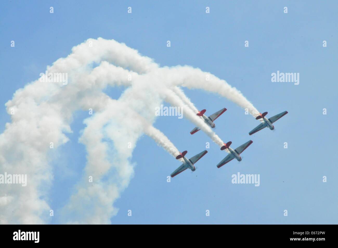 Chicago, USA. 16e Août, 2014. L'AeroShell Aerobatic Team effectue au cours de la 56e assemblée annuelle de l'air et de l'eau Show Chicago à Chicago, États-Unis, 16 août 2014. L'air et l'eau de Chicago Show est le plus grand spectacle gratuit du genre aux États-Unis. Cette exposition de deux jours a commencé samedi. Credit : Shaoli/Xinhua/Alamy Live News Banque D'Images