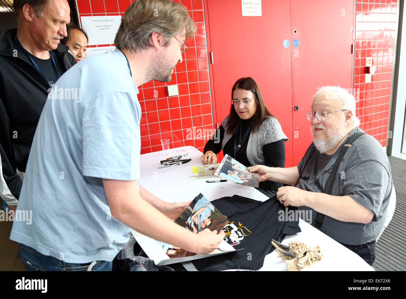 Londres, Royaume-Uni. 16 août 2014. Jeu des trônes auteur George RR Martin livre signature à Loncon 3 le 72e Congrès mondial de science-fiction à Londres, Angleterre Crédit : Paul Brown/Alamy Live News Banque D'Images