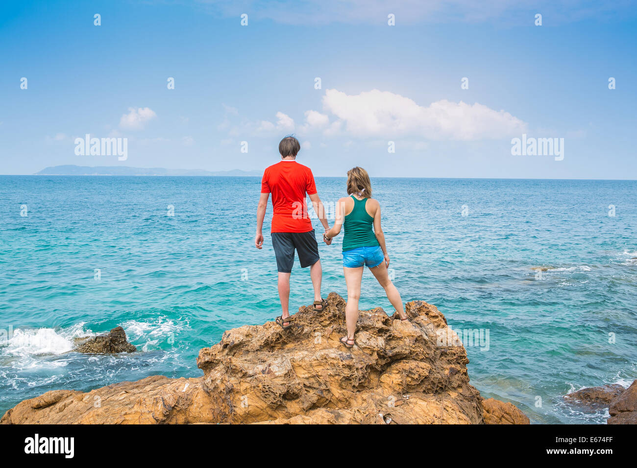 Quelques places sur les rochers en face de la mer Banque D'Images