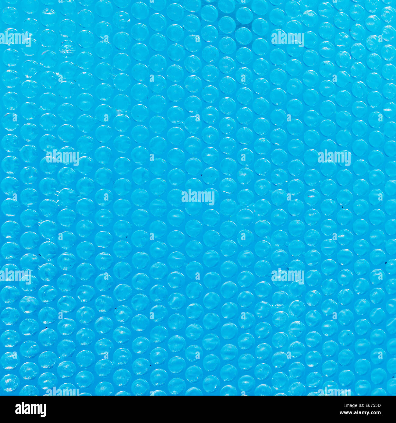 Blue texture de l'enveloppe de bulle sur l'eau close up Banque D'Images