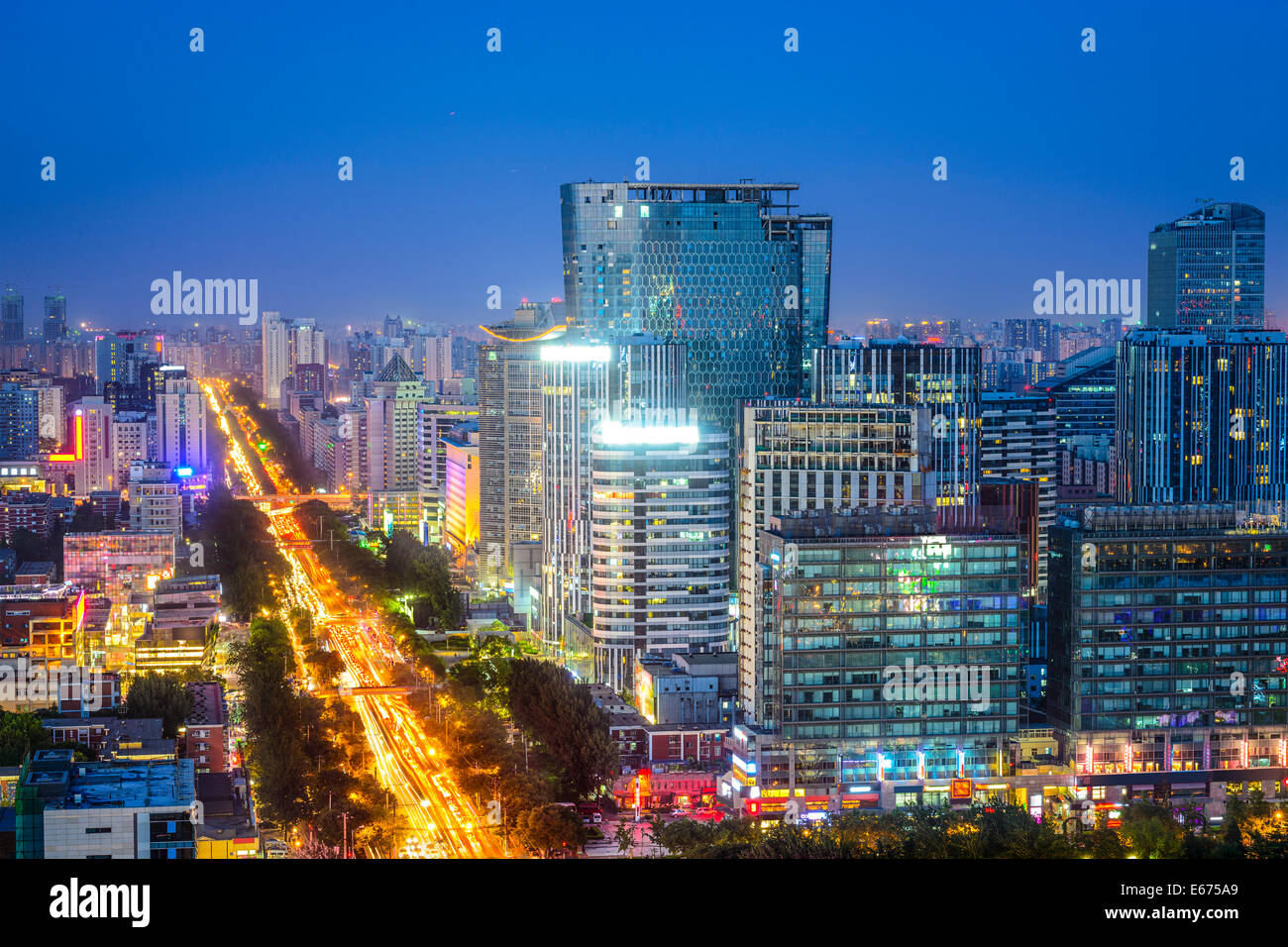 Beijing, Chine centre-ville paysage urbain de nuit dans le district de Chaoyang. Banque D'Images