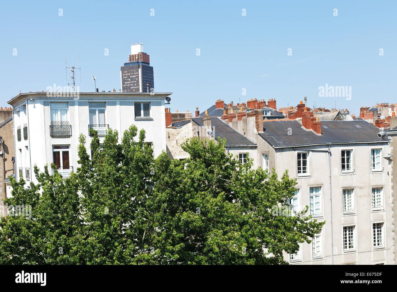Avis de maisons urbaines et Tour Bretagne (Bretagne Tower) à Nantes, France Banque D'Images