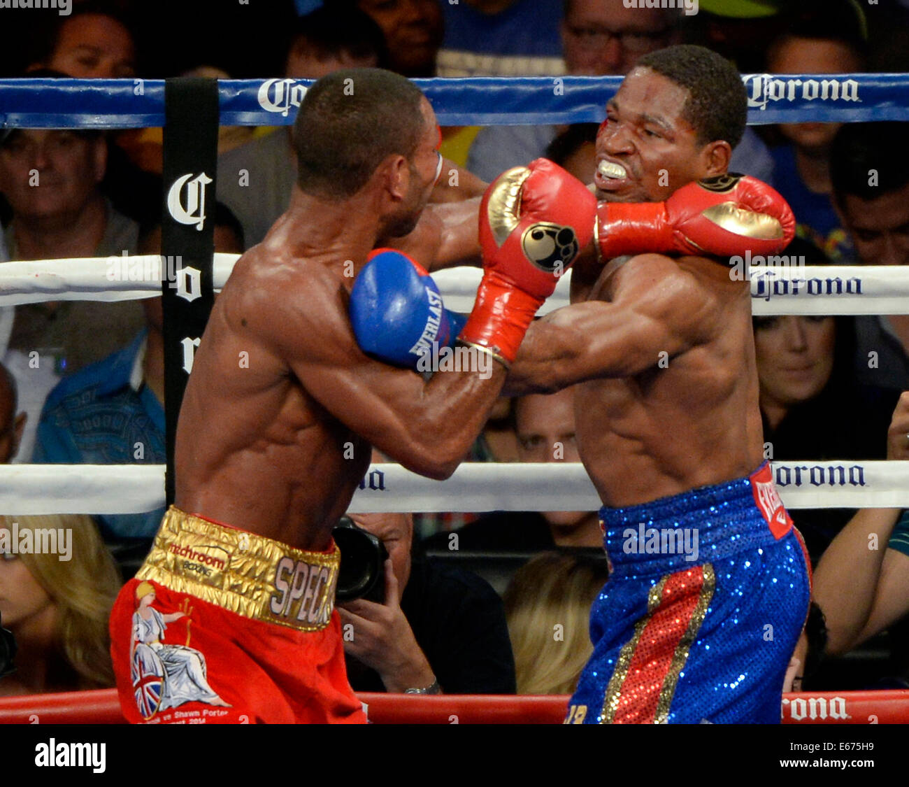 Kell Brook réagit a il prend la victoire sur Shawn Porter samedi soir. 16e Août, 2014. Kell Brook a gagné par décision majoritaire sur Shawn Porter pour le titre mondial IBF super-légers à l'Stub-Hub Centre. Photo par Gene Blevins/LA DAILYNEWS © Gene Blevins/ZUMA/Alamy Fil Live News Banque D'Images