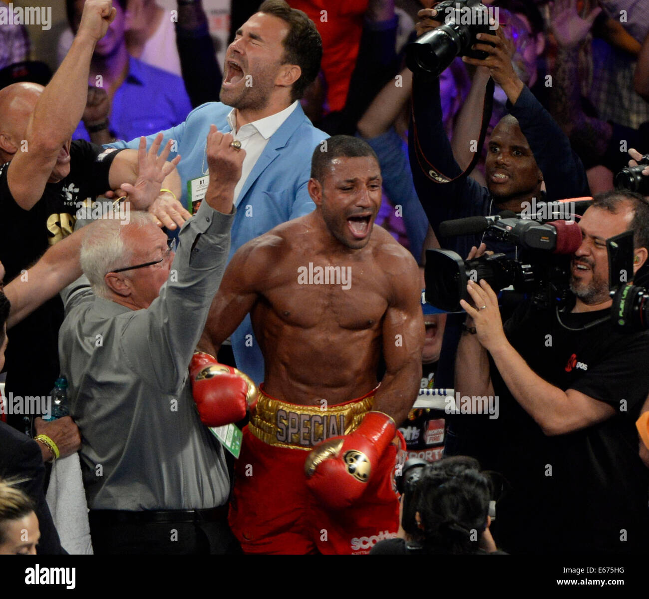 Août 16, 2014, Carson CA. Kell Brook réagit de la Grande-Bretagne a-t-il prend la victoire sur USA's Shawn Porter samedi soir. Kell Brook a gagné par décision majoritaire après 12 séries sur Shawn Porter pour le titre mondial IBF super-légers à l'Stub-Hub Centre. Photo par Gene Blevins/LA DAILYNEWS/ZumaPress Crédit : Gene Blevins/ZUMA/Alamy Fil Live News Banque D'Images