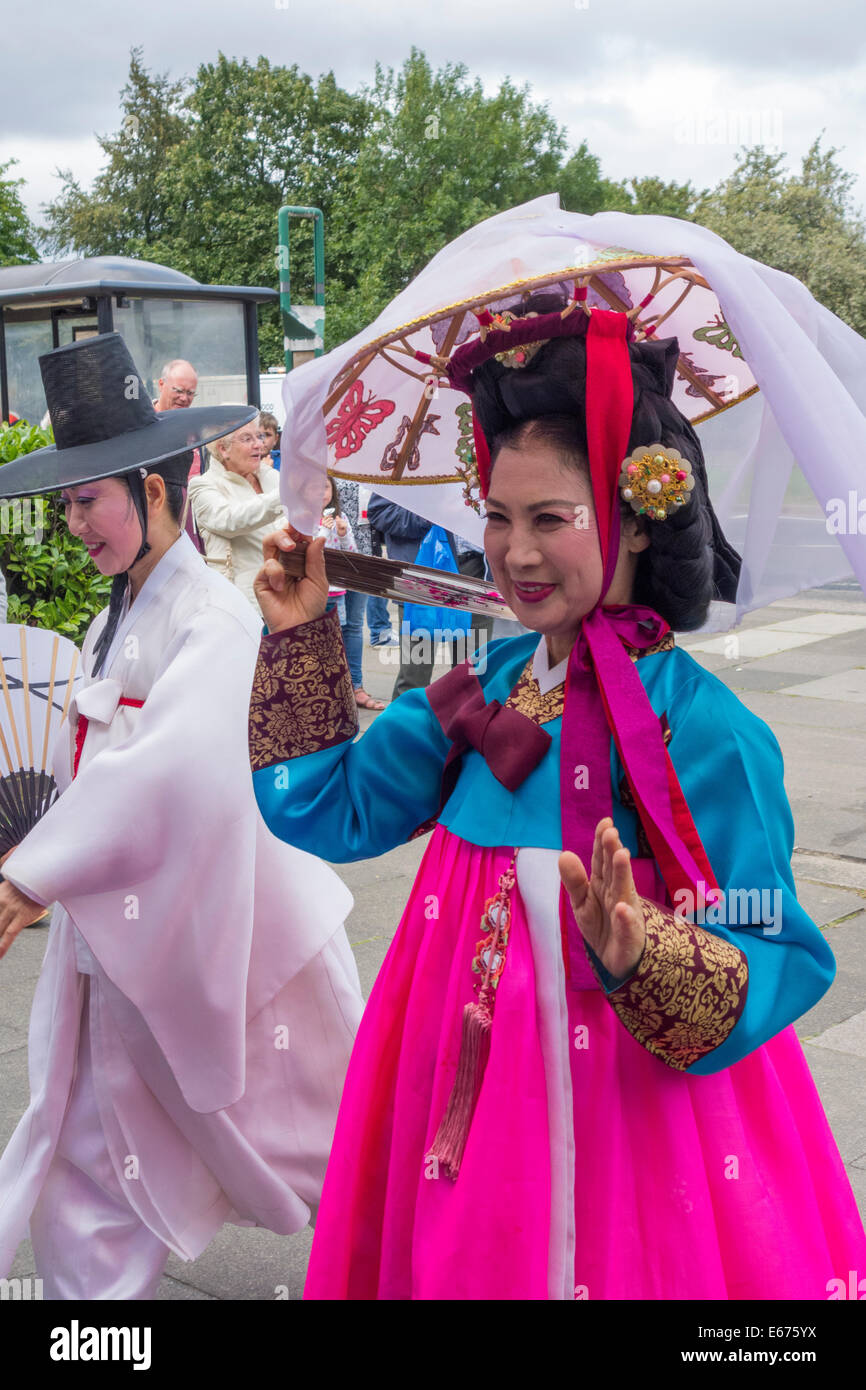 Danseurs de la Corée en costume traditionnel. Banque D'Images