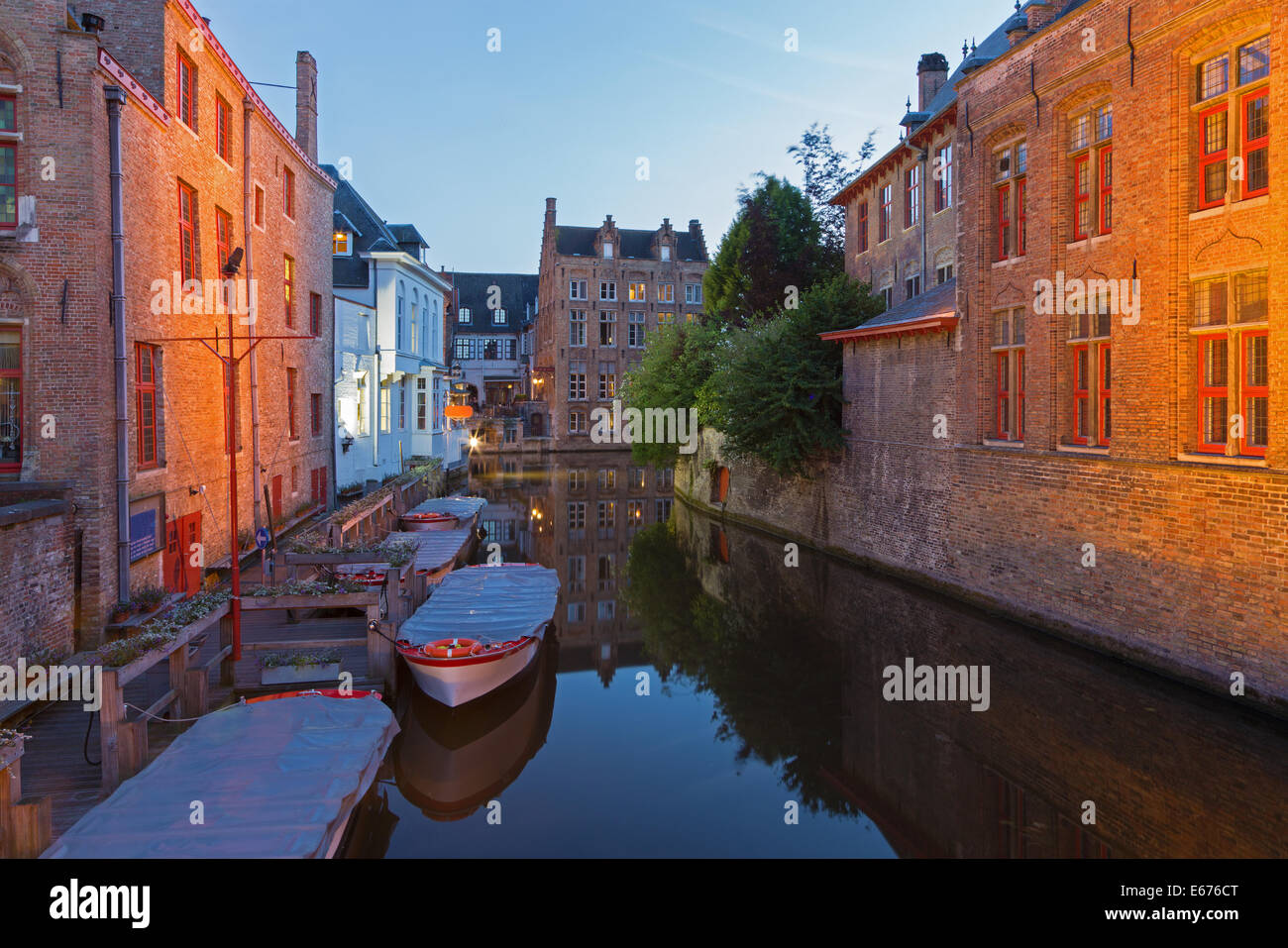 Bruges - Regarder canal forme pont sur la Blinge Ezelstraat au crépuscule Banque D'Images