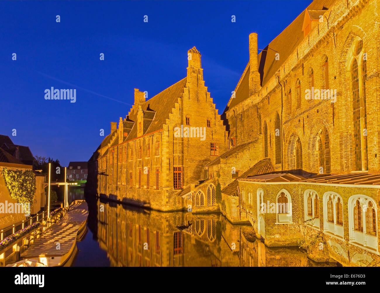 Bruges - Hôpital de Saint John (Janshospitaal) au crépuscule. Banque D'Images