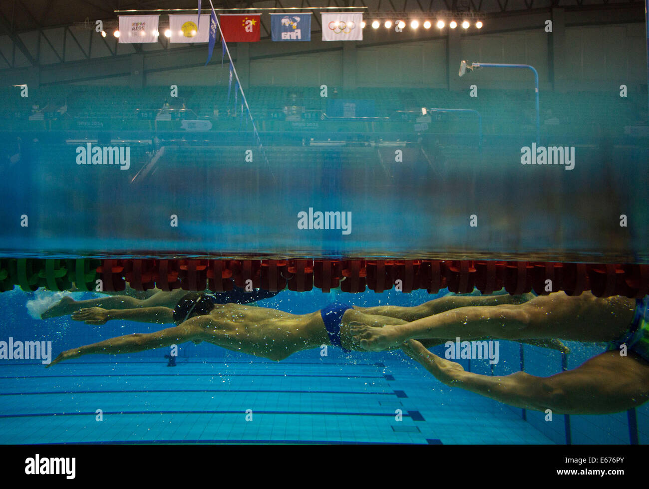 Nanjing, Jiangsu Province de la Chine. 17 août, 2014. Réchauffer les athlètes devant correspondre au cours de Nanjing 2014 Jeux Olympiques de la jeunesse à Nanjing de Nanjing Natatorium de la CVMO, capitale de la Chine de l'est de la province de Jiangsu, le 17 août 2014. Credit : Fei Maohua/Xinhua/Alamy Live News Banque D'Images