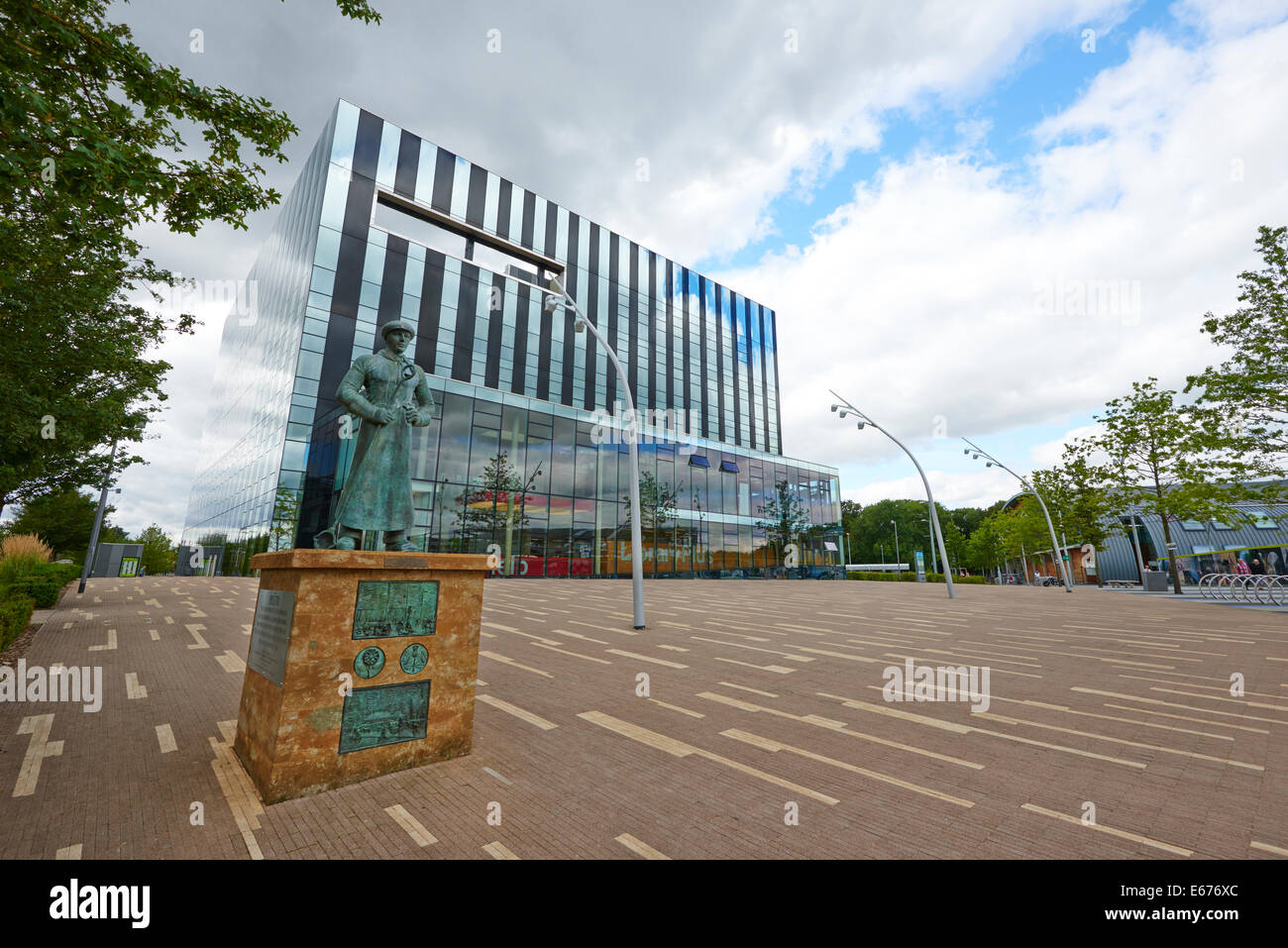 Le Cube avec le Memorial Statue d'un métallurgiste Corby à gauche rue George Corby Northamptonshire UK Banque D'Images