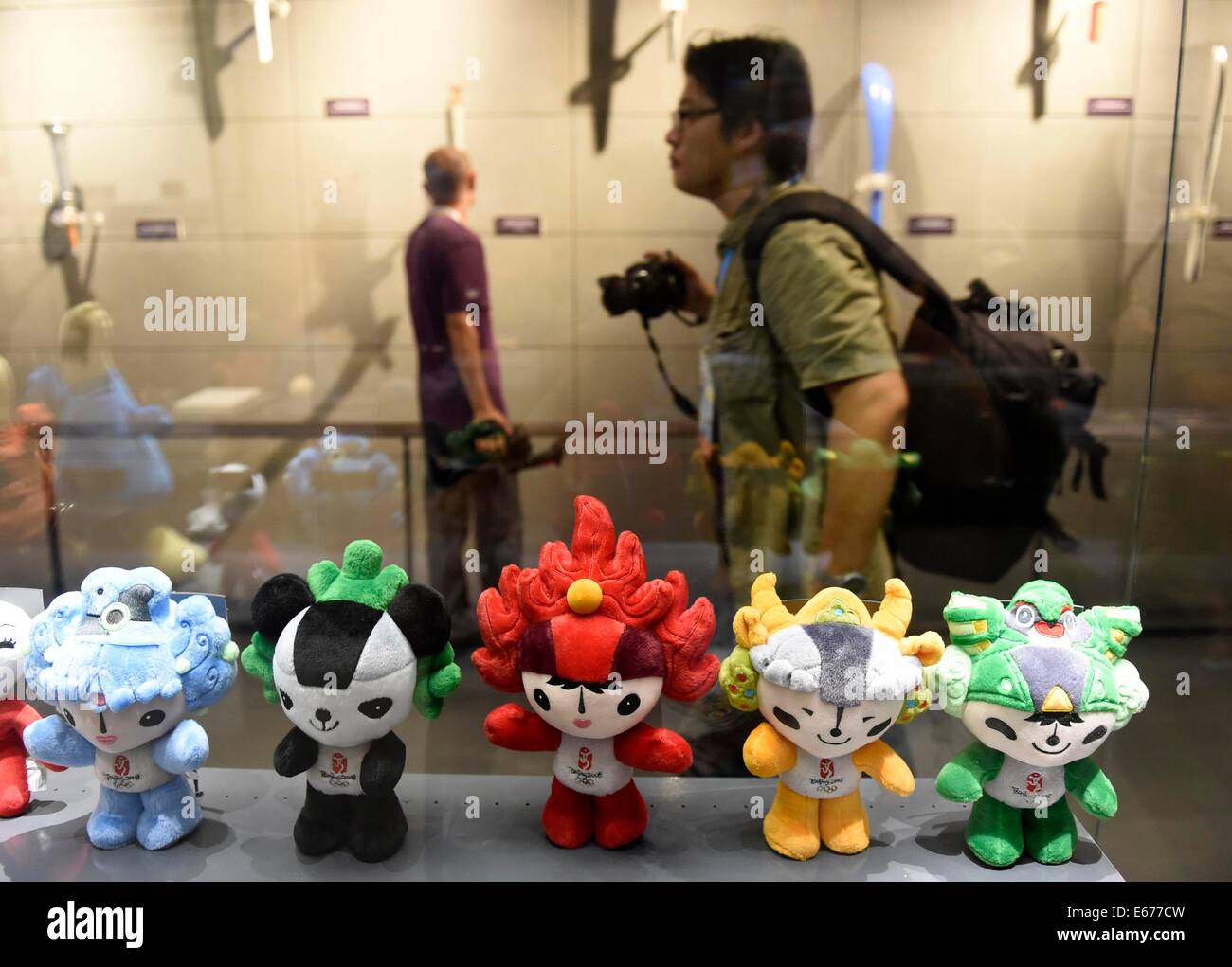 Nanjing. 17 août, 2014. Un laissez-passer les visiteurs par les mascottes des Jeux Olympiques de Beijing 2008 après la cérémonie d ouverture de la Nanjing Olympic Museum à Nanjing, Aug.17, 2014. Situé dans le nord du village olympique de la jeunesse, Nanjing Olympic Museum couvre une aire de bâtiment de 7 896 mètres carrés et un espace d'exposition de 5, 034 mètres carrés. Sur le thème "transmettre la flamme à Nanjing jeune', l'exposition dans le musée, d'exposition près de 600 pièces d'objets de toutes sortes. © Yue Yuewei/Xinhua/Alamy Live News Banque D'Images