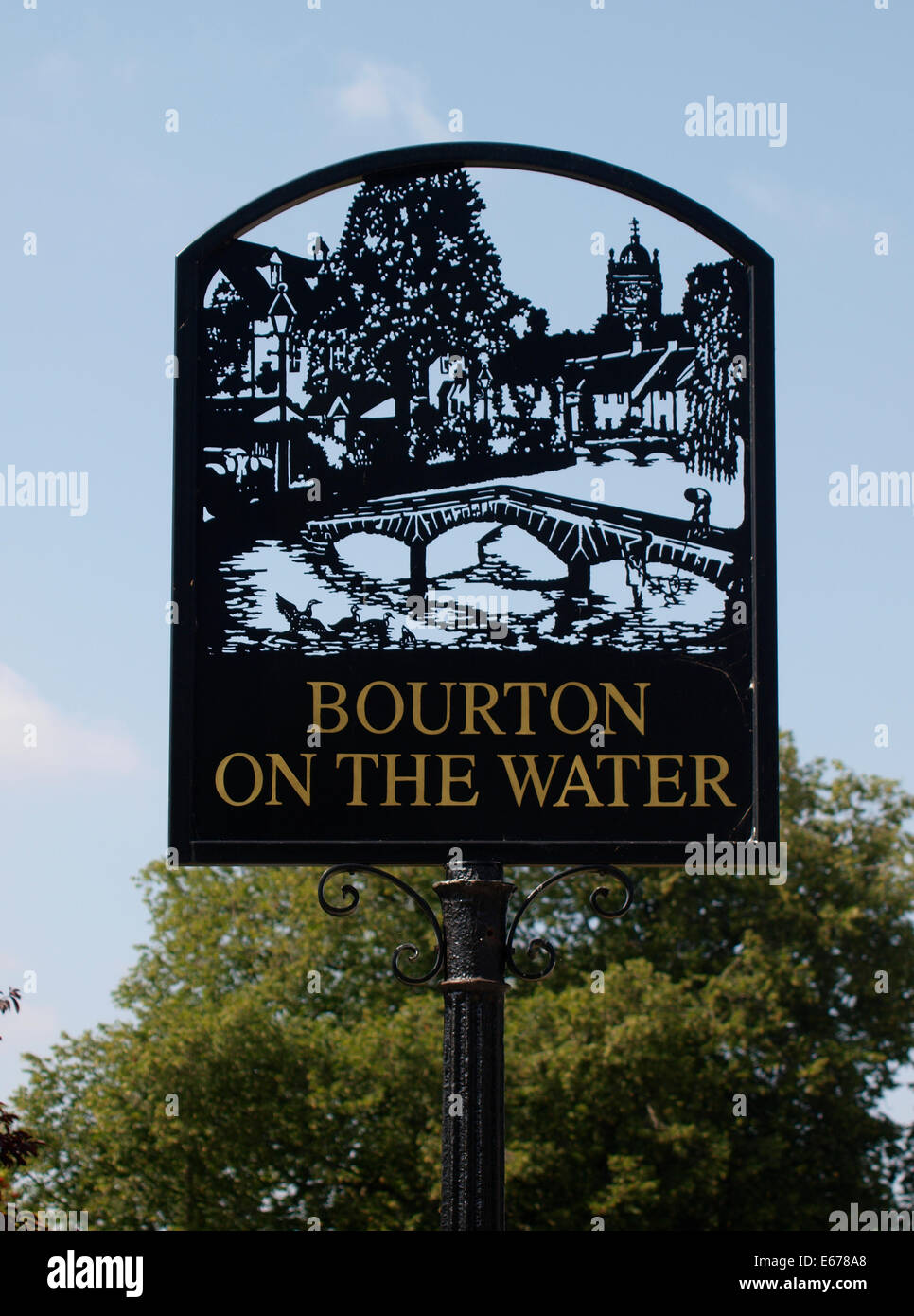 Kingham panneau du village, Gloucestershire, Royaume-Uni Banque D'Images