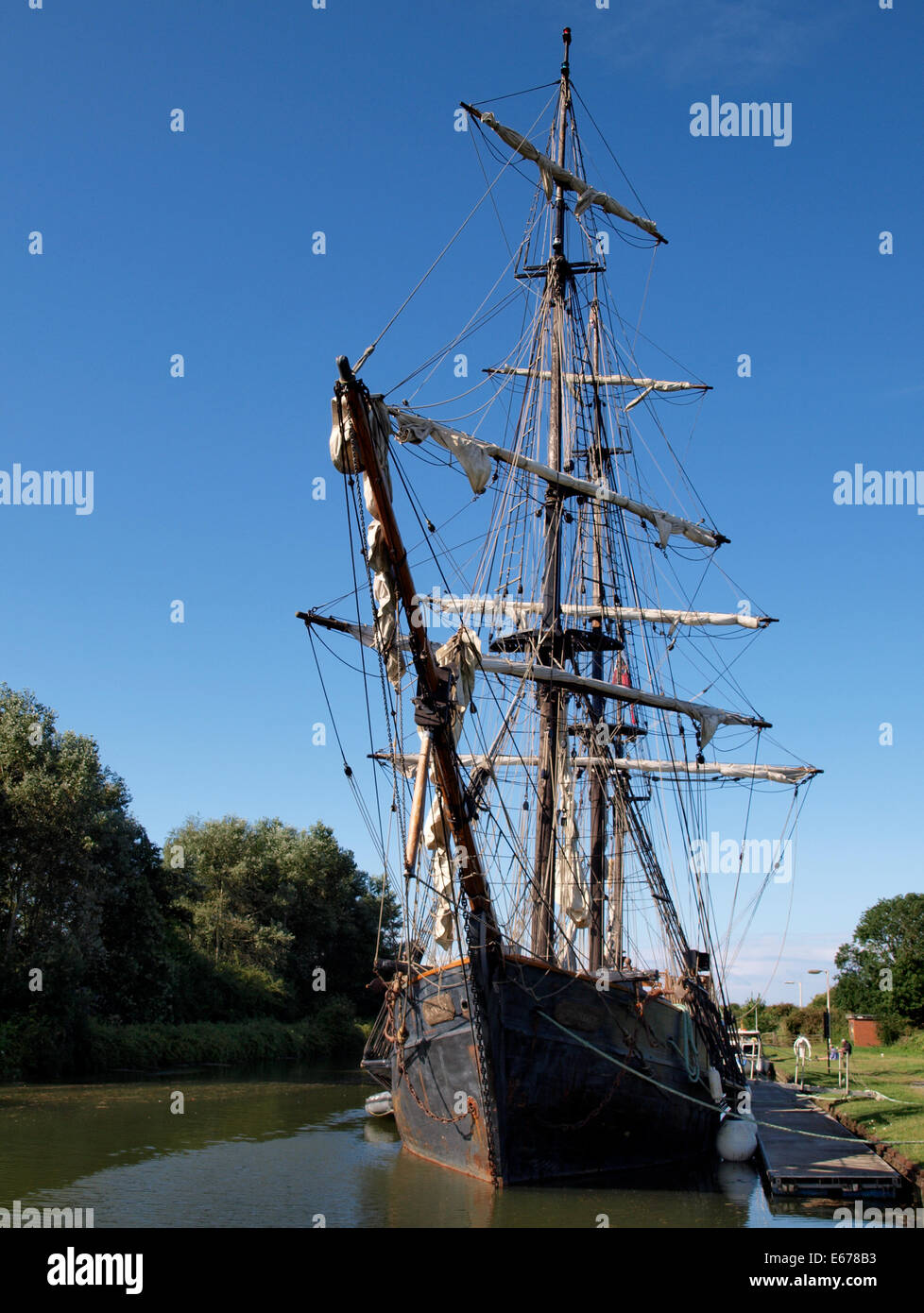 Tall Ship me demande sur le Canal de la netteté et de Gloucester, en direction de la Gloucester Docks de film Alice au Pays des Merveilles Banque D'Images