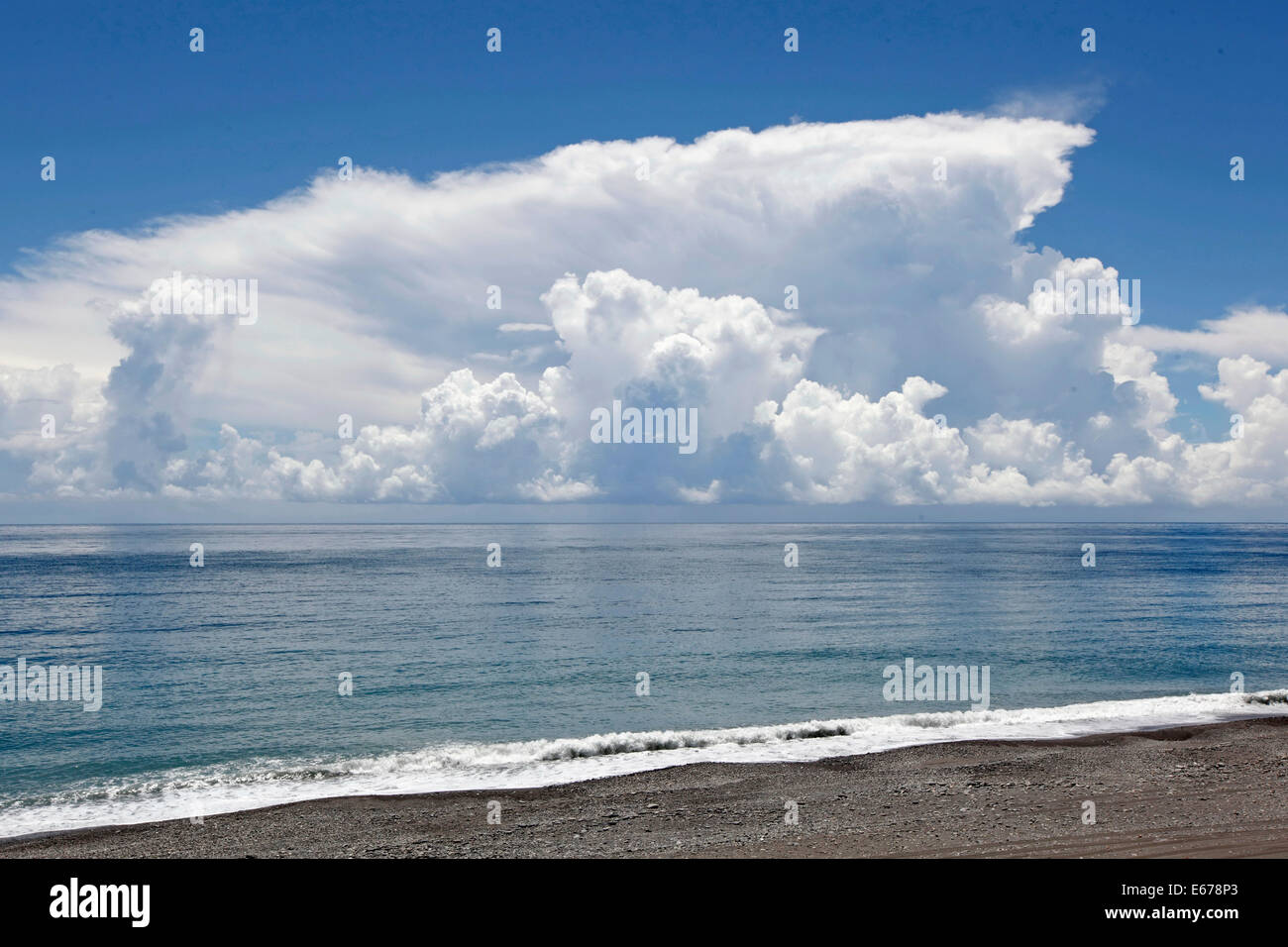 Nuage de côte est, à Taiwan. Banque D'Images