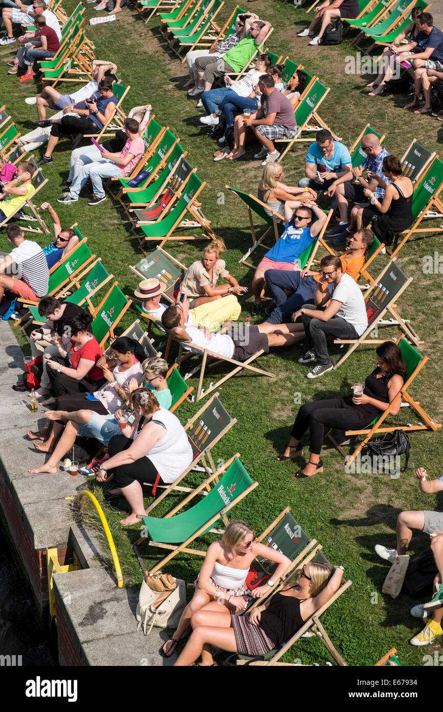 Café en plein air et un bar à côté de la rivière Spree à Berlin Allemagne Banque D'Images