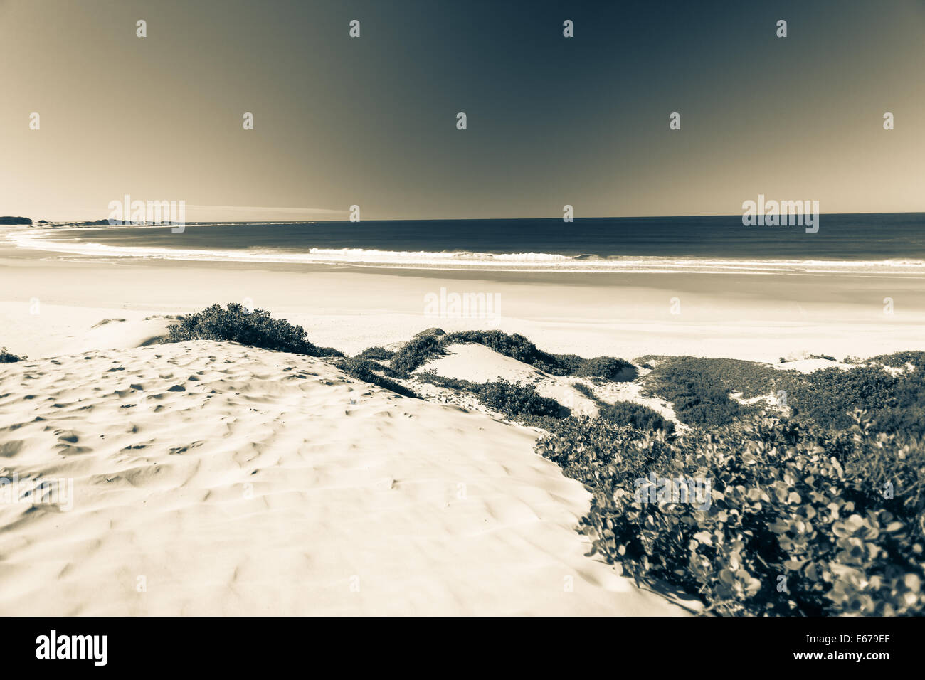 L'eau de l'océan en sables de plage avec des vagues de l'océan lointain horizon en contraste paysage vintage sepia Banque D'Images