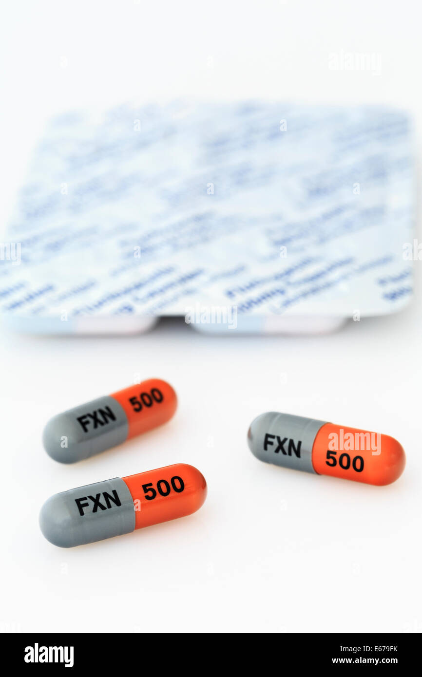 Blister avec Flucloxacillin 500 mg gélules contenant de la pénicilline antibiotique par voie orale pour traiter des infections bactériennes. Banque D'Images