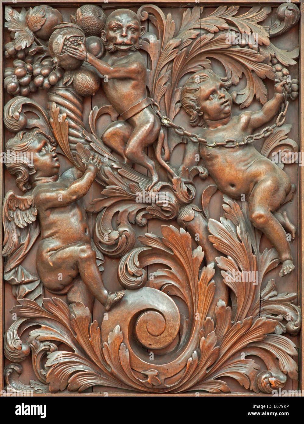 BRUGES, BELGIQUE - le 13 juin 2014 : La symbolique des anges sculptés de secours avec le singe dans Karmelietenkerk Carmes (église) Banque D'Images