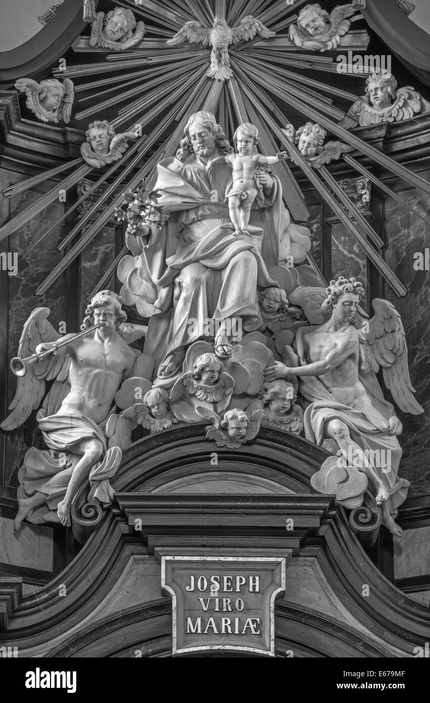 BRUGES, BELGIQUE - le 13 juin 2014 : La statue de st. Joseph avec l'enfant et angesl sur l'autel principal dans Karmelietenkerk Banque D'Images