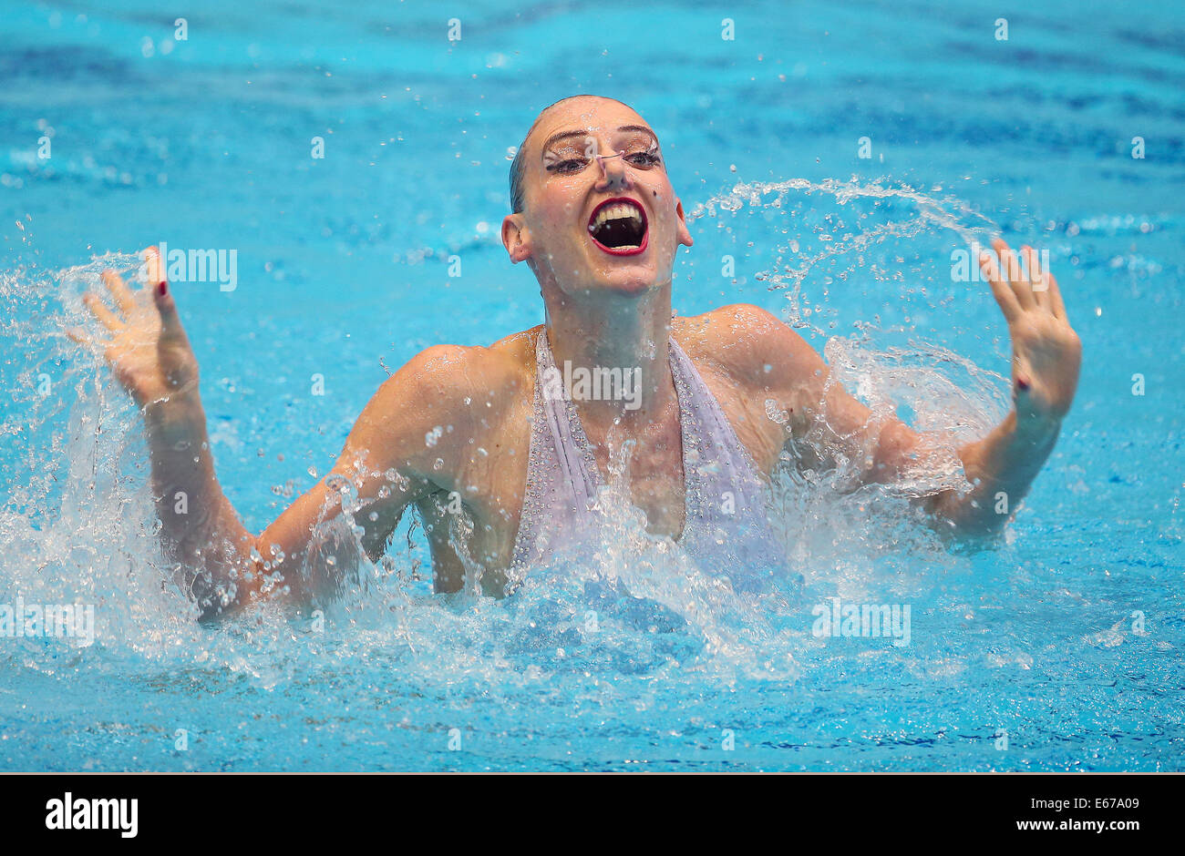 Berlin, Allemagne. 17 août, 2014. Svetlana Romashina de Russie participe à la synchro de Solo à la 32e Finale du Championnat de natation 2014 européenne LEN à l'Schwimm- und Sporthalle im Europa-Sportpark (SSE) à Berlin, Allemagne, 17 août 2014. Romashina a remporté l'or. Photo : Hannibal/dpa/Alamy Live News Banque D'Images