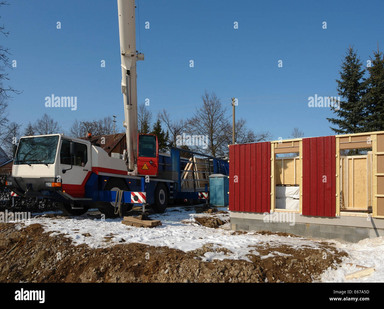 Construction d'une maison en bois à l'heure d'hiver dans l'ambiance ensoleillée Banque D'Images