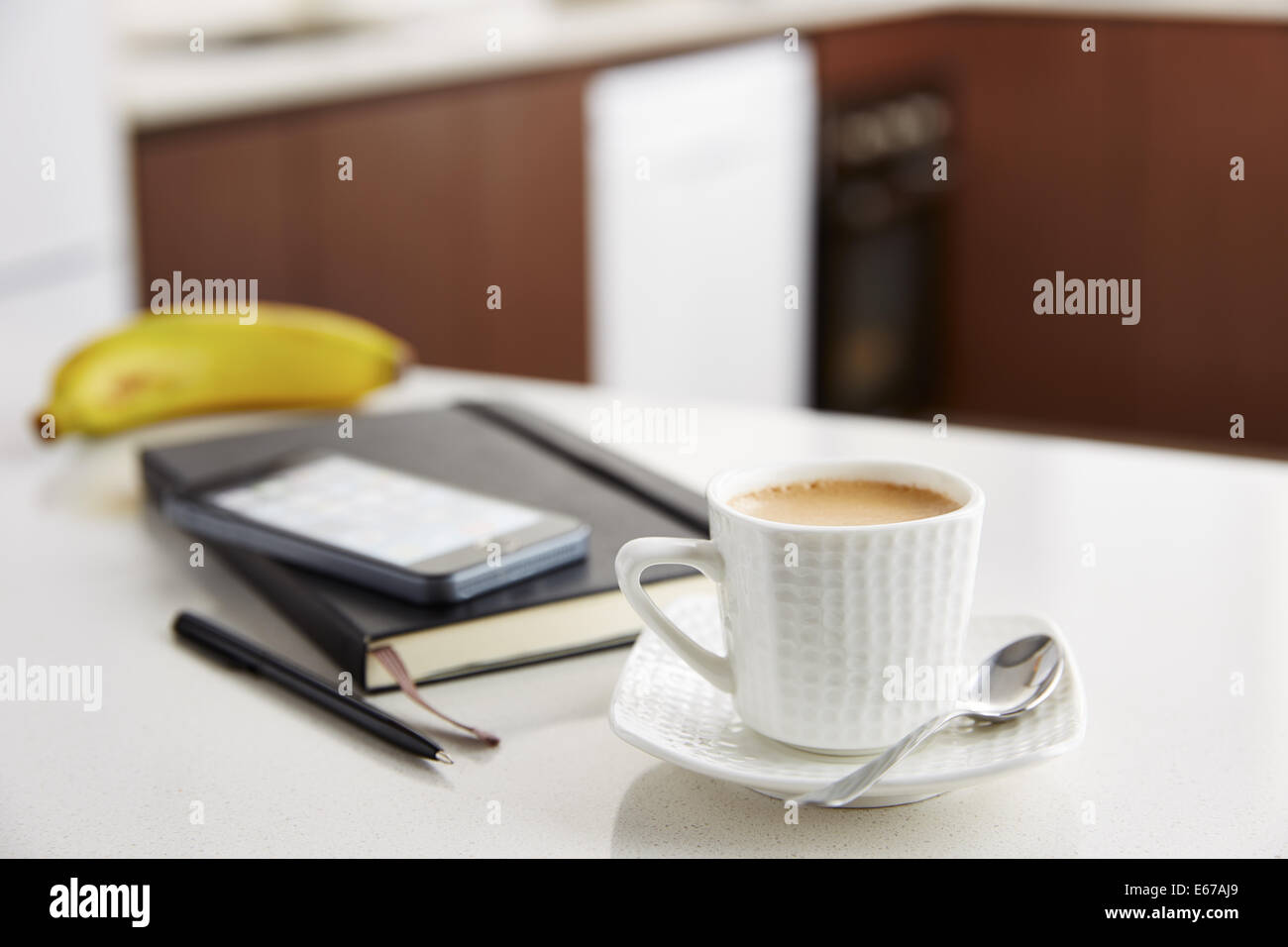 Café au lait avec le smartphone et l'ordinateur portable Banque D'Images
