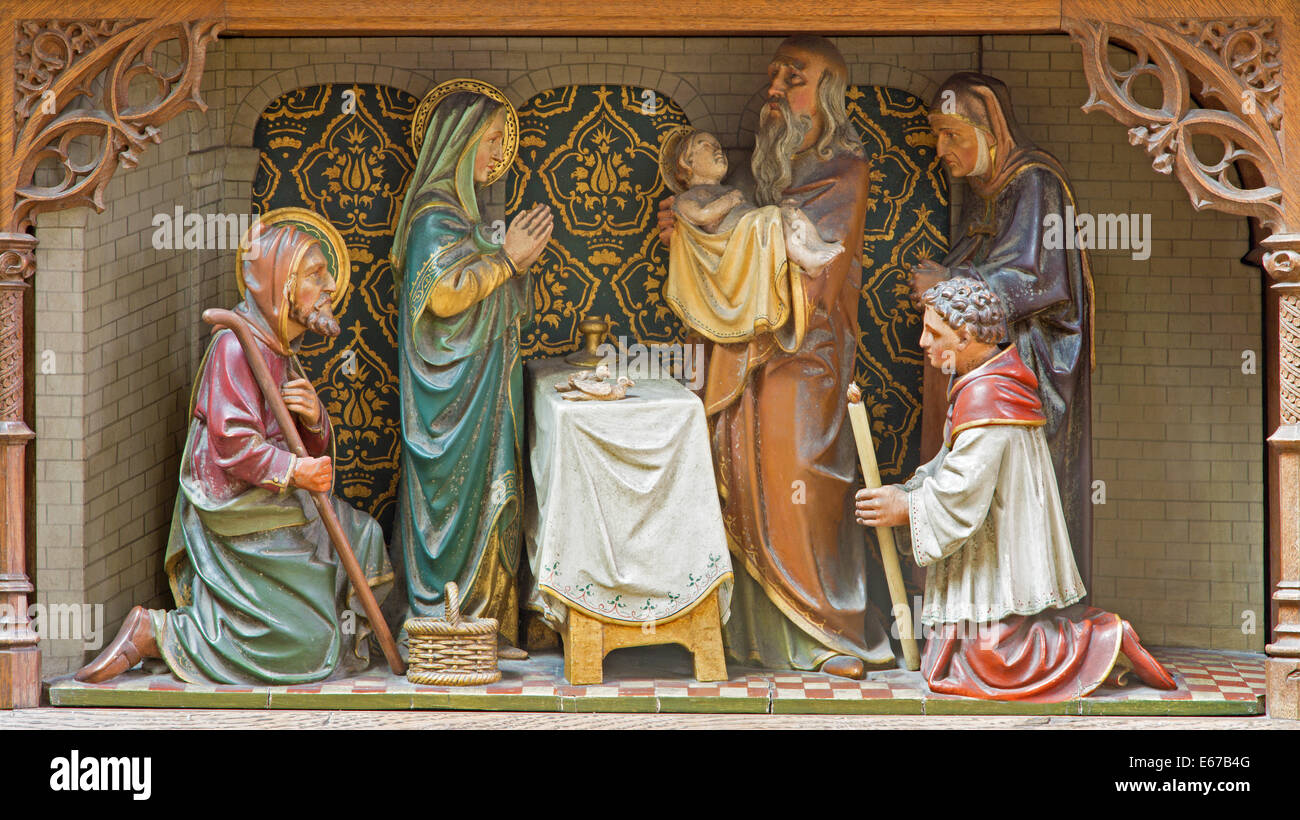 Mechelen - groupe de sculptures de la présentation de Jésus au Temple scence Banque D'Images