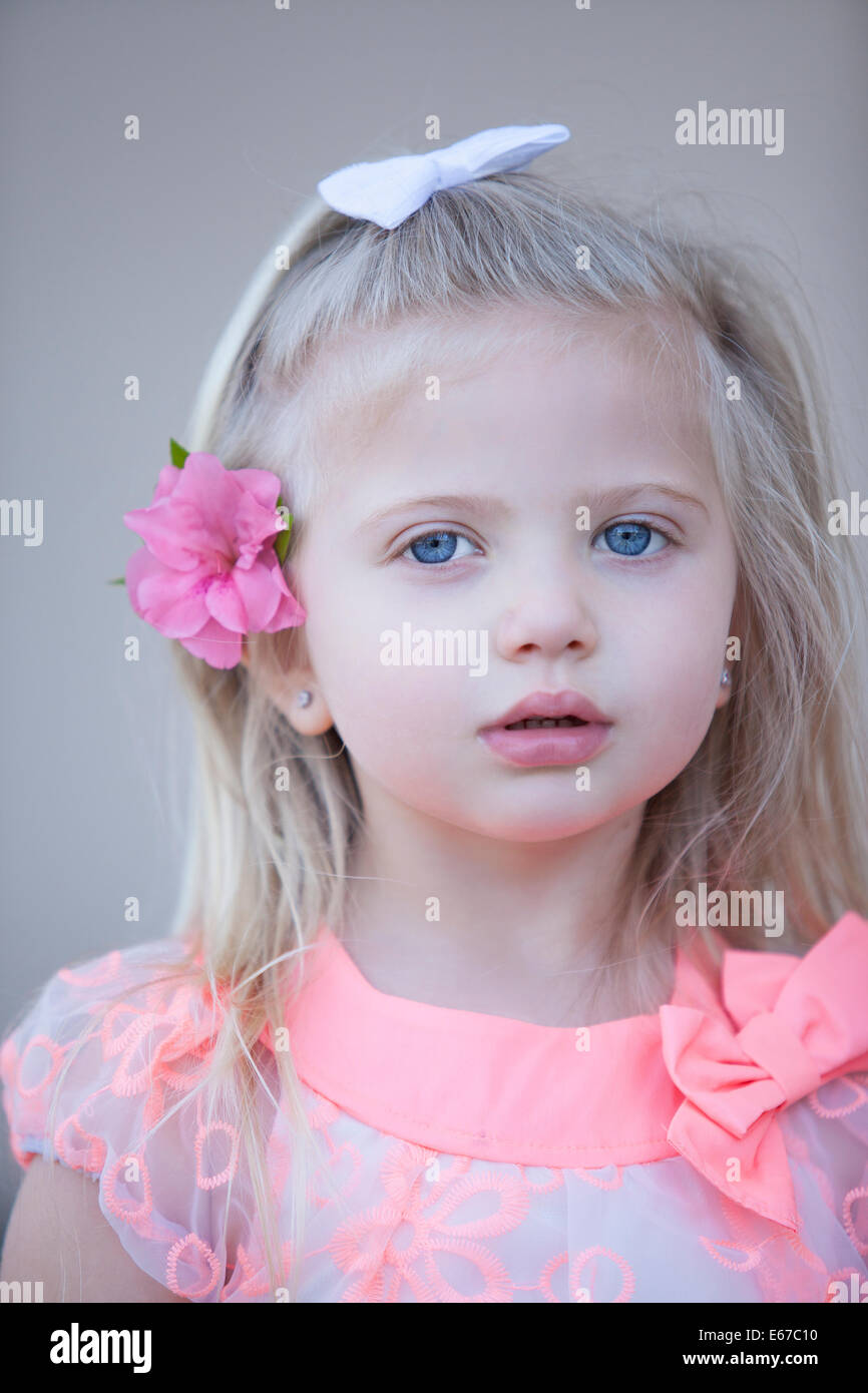 Une Douce Jeune Fille De Race Blanche Aux Yeux Bleus Avec