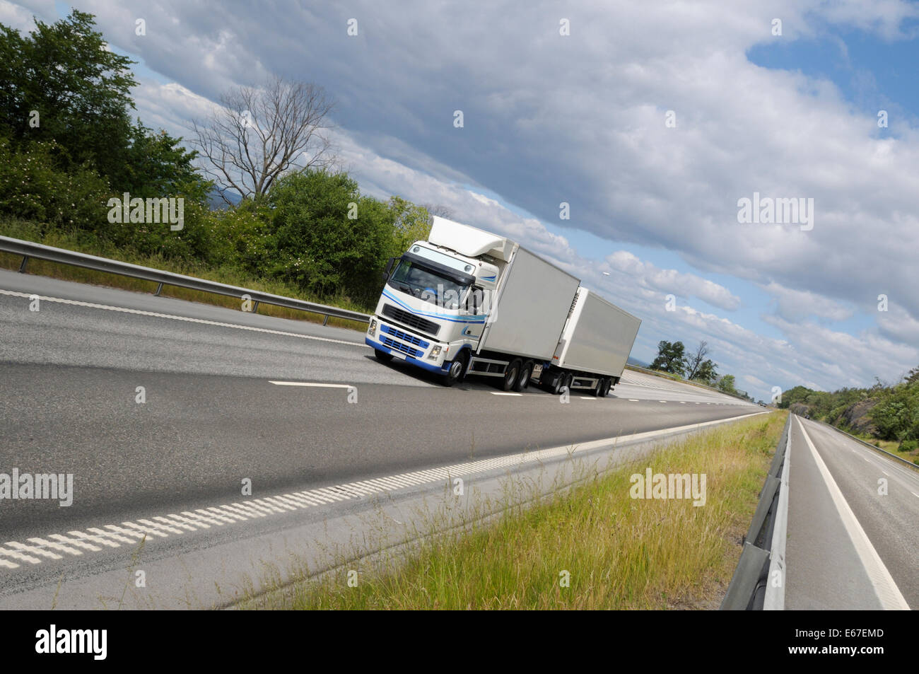 Grand camion blanc sur une autoroute pittoresque Banque D'Images