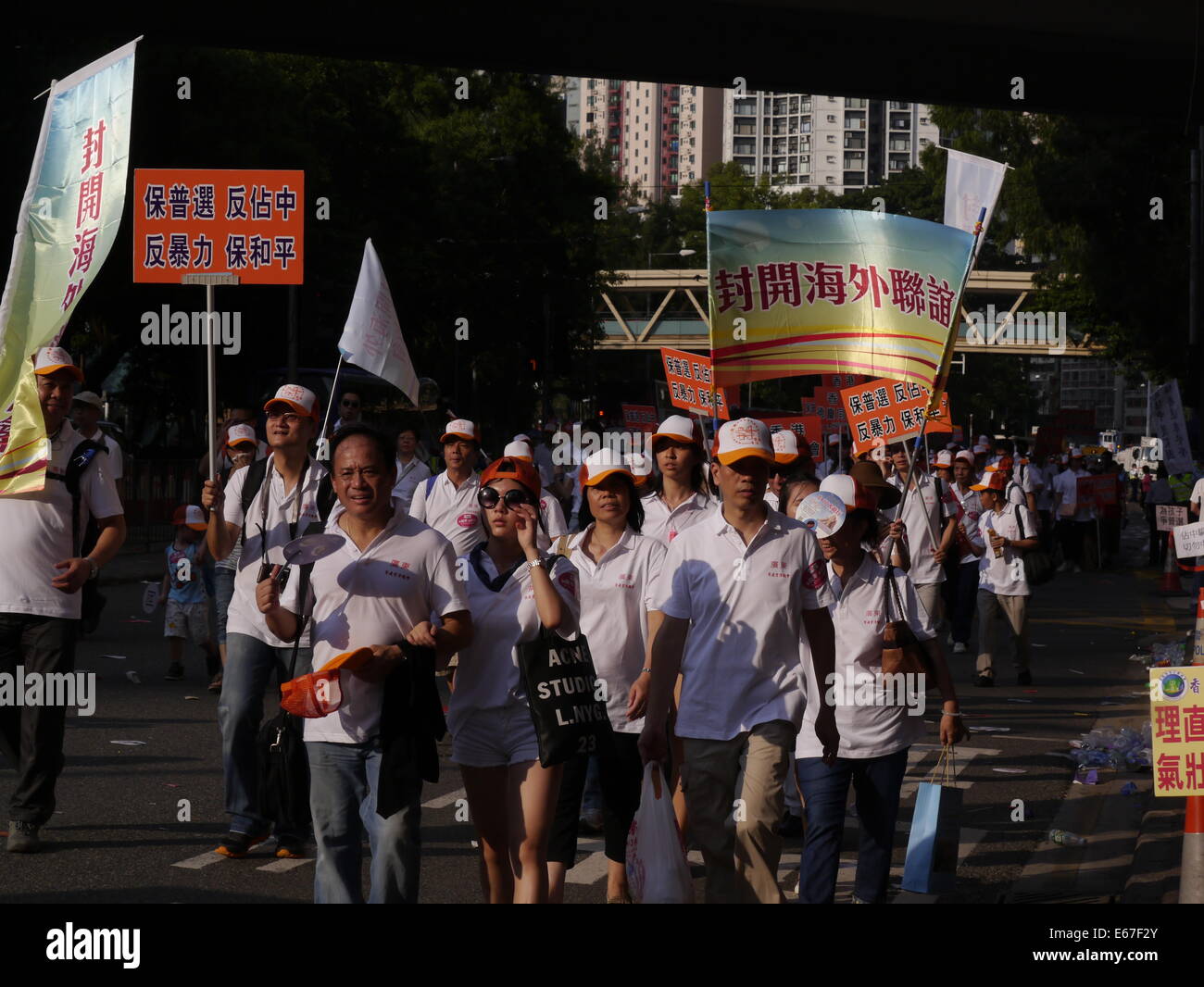 Hong Kong 17 août 2014. Démonstration de géant, environ 200 000 organisé par le gouvernement chinois à protester contre la démocratie pro par mouvement appelé occupent le centre d'amour et de paix. Les critiques accusent les organisateurs de transport scolaire par autobus dans les manifestants de les Nouveaux Territoires qui ne sont pas bien pourquoi ils sont là. Crédit : Anthony Collins/Alamy Live News Banque D'Images